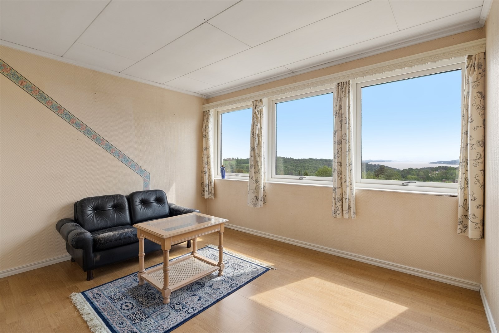 Loftstuen fungerer som en ekstra, usjenert sone for familien. Galleribilde