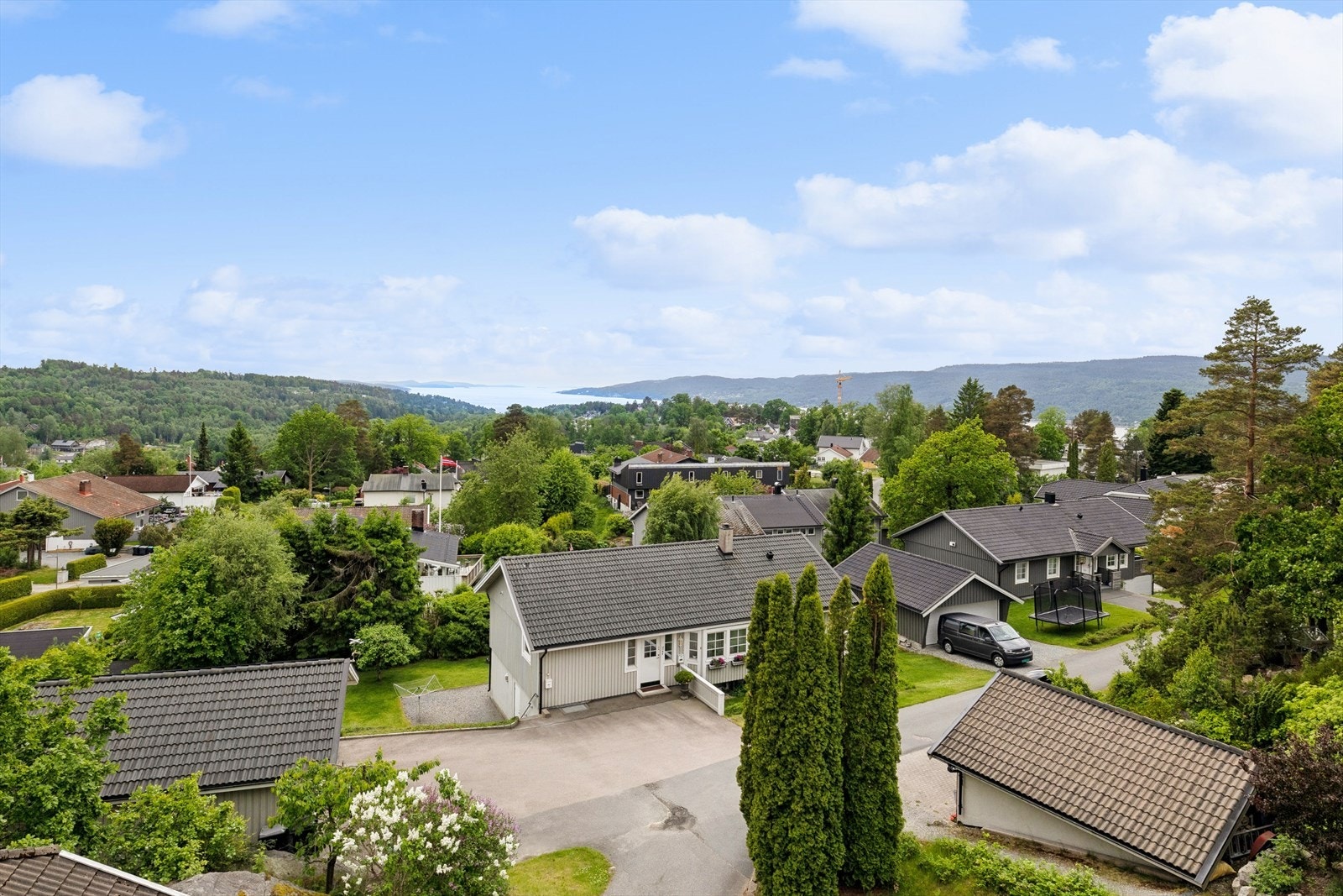 Fra eiendommen er det utsikt over nærområdet og Oslofjorden. Galleribilde
