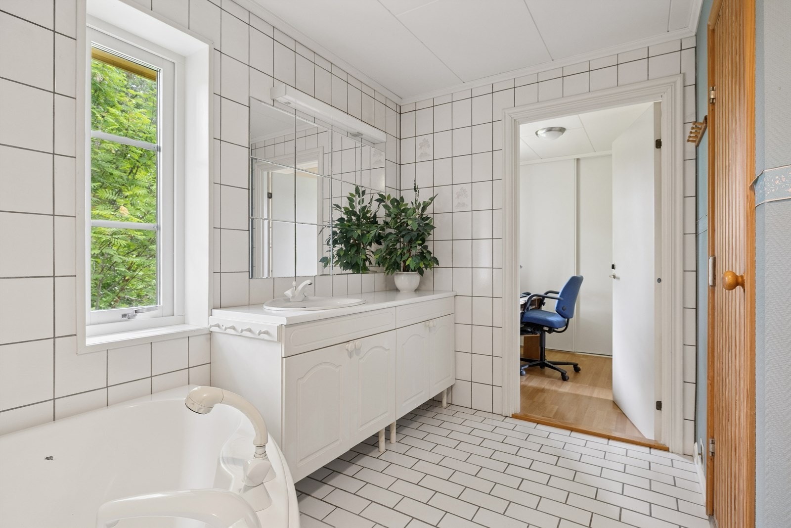 Badet har flislagte overflater og servant med underskap. Galleribilde