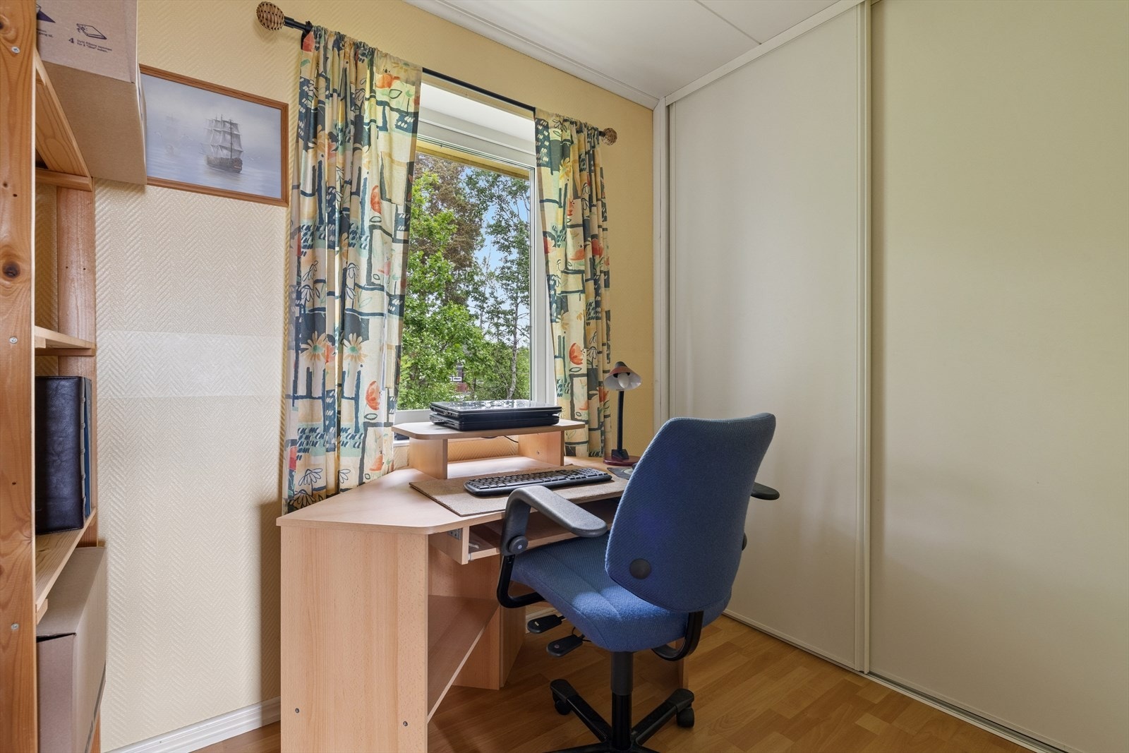 Etasjens andre soverom som fint kan benyttes som kontor. Galleribilde