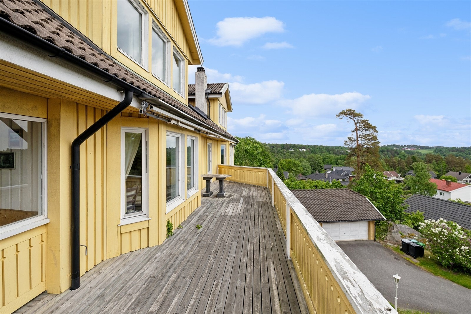 Terrassen i hovedetasjen strekker seg langs fasaden og gir rikelig med plass for flere sittegrupper. Galleribilde