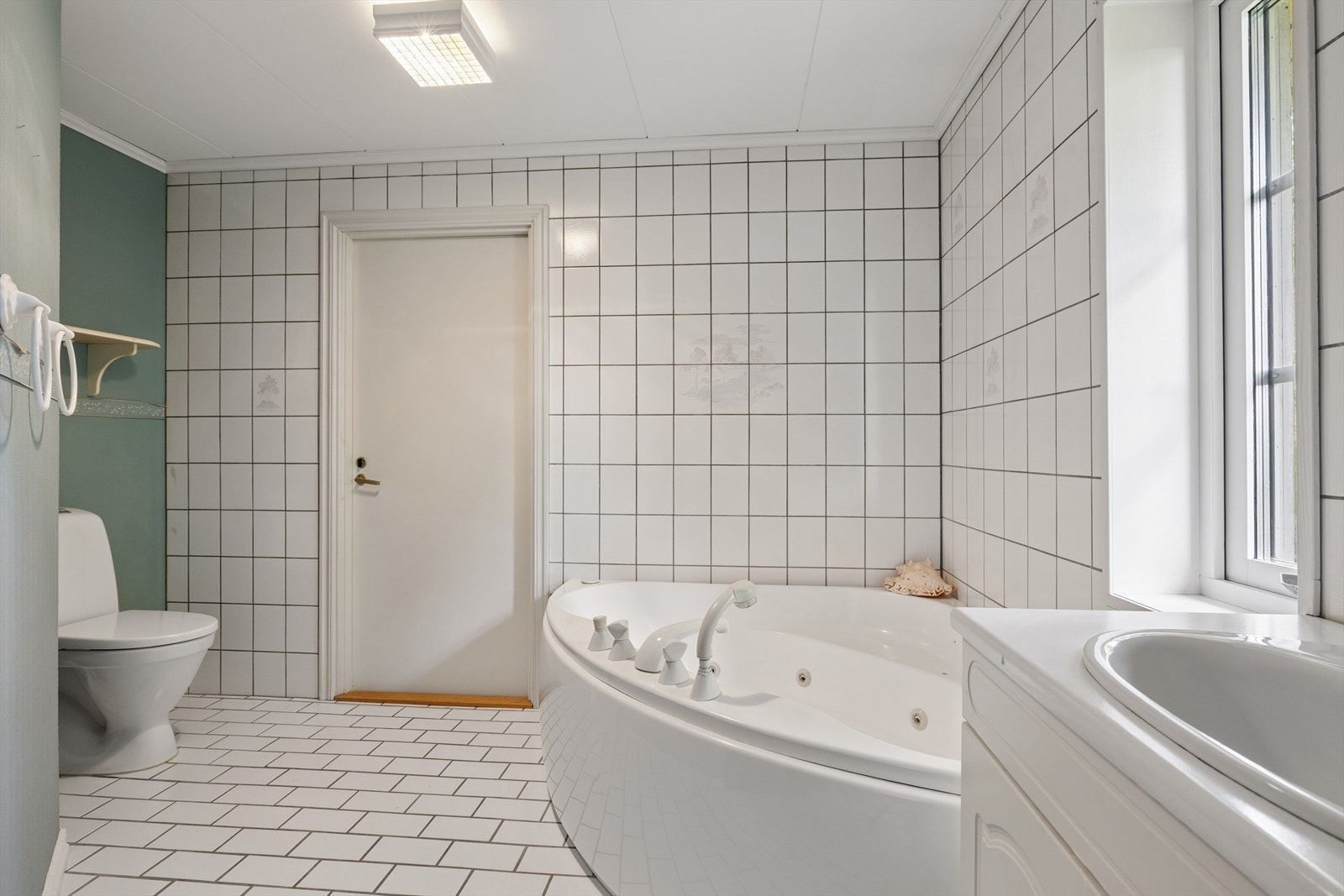 Badet i første etasje er utstyrt med et hjørnebadekar. Galleribilde