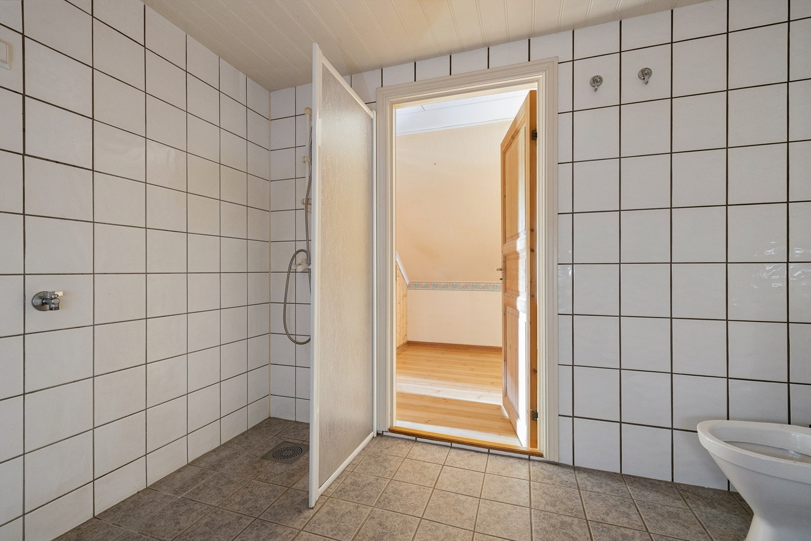 Badet er innredet med toalett, servant og dusj. Galleribilde