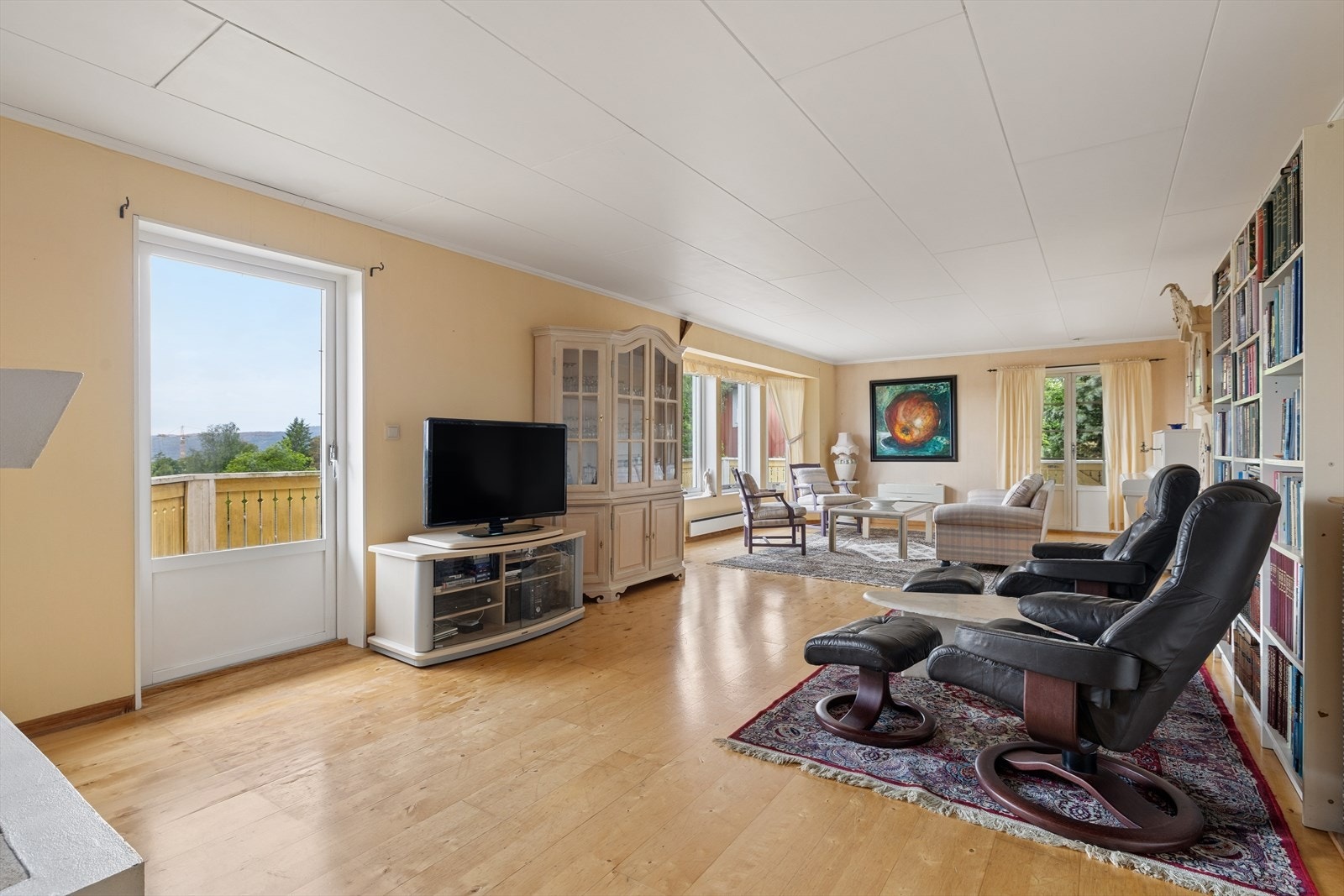 Fra stuen er det direkte utgang til en stor terrasse via en tofløyet terrassedør. Galleribilde