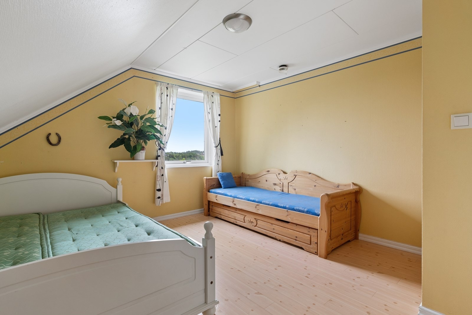 Soverom i loftsetasjen med plass til seng og oppbevaring. Galleribilde