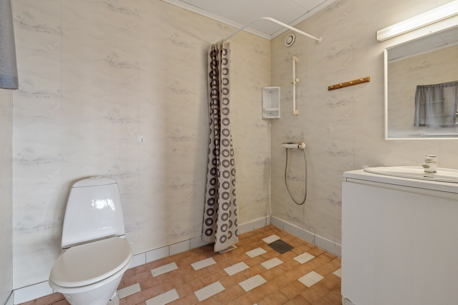 Badet er utstyrt med toalett, servant og dusj. Galleribilde