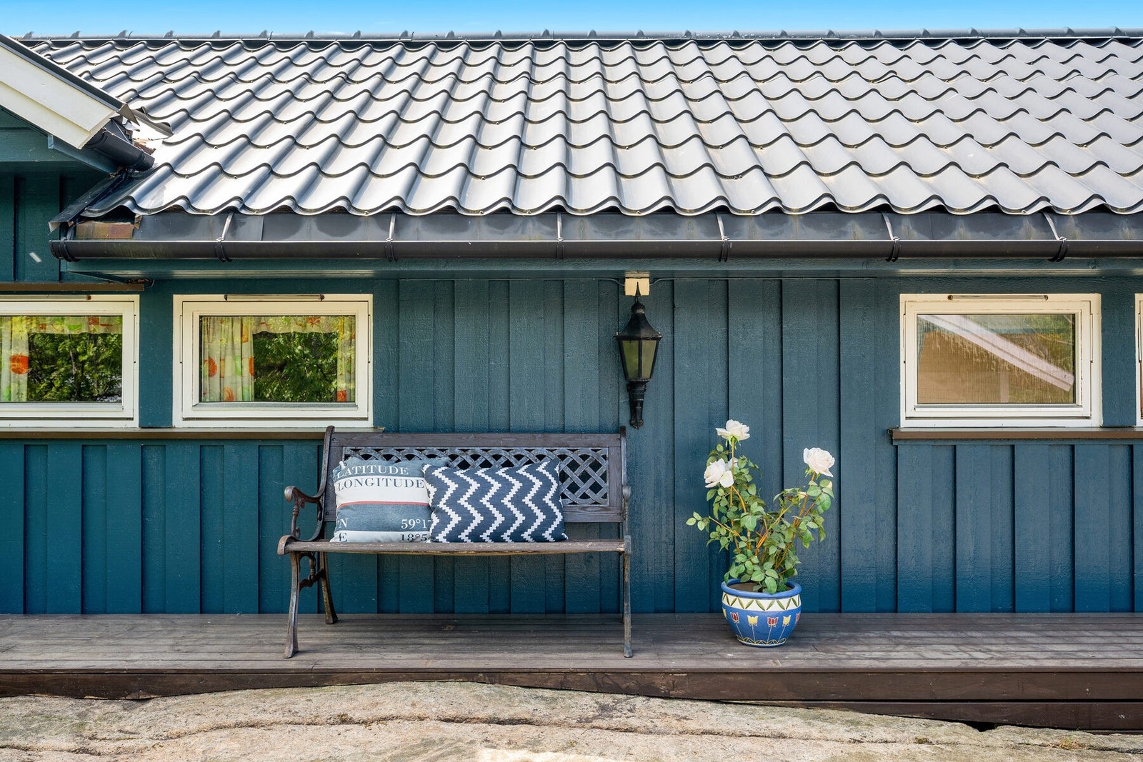 Hyggelig uteplass ved inngangspartiet med plass til morgenkaffen. Galleribilde