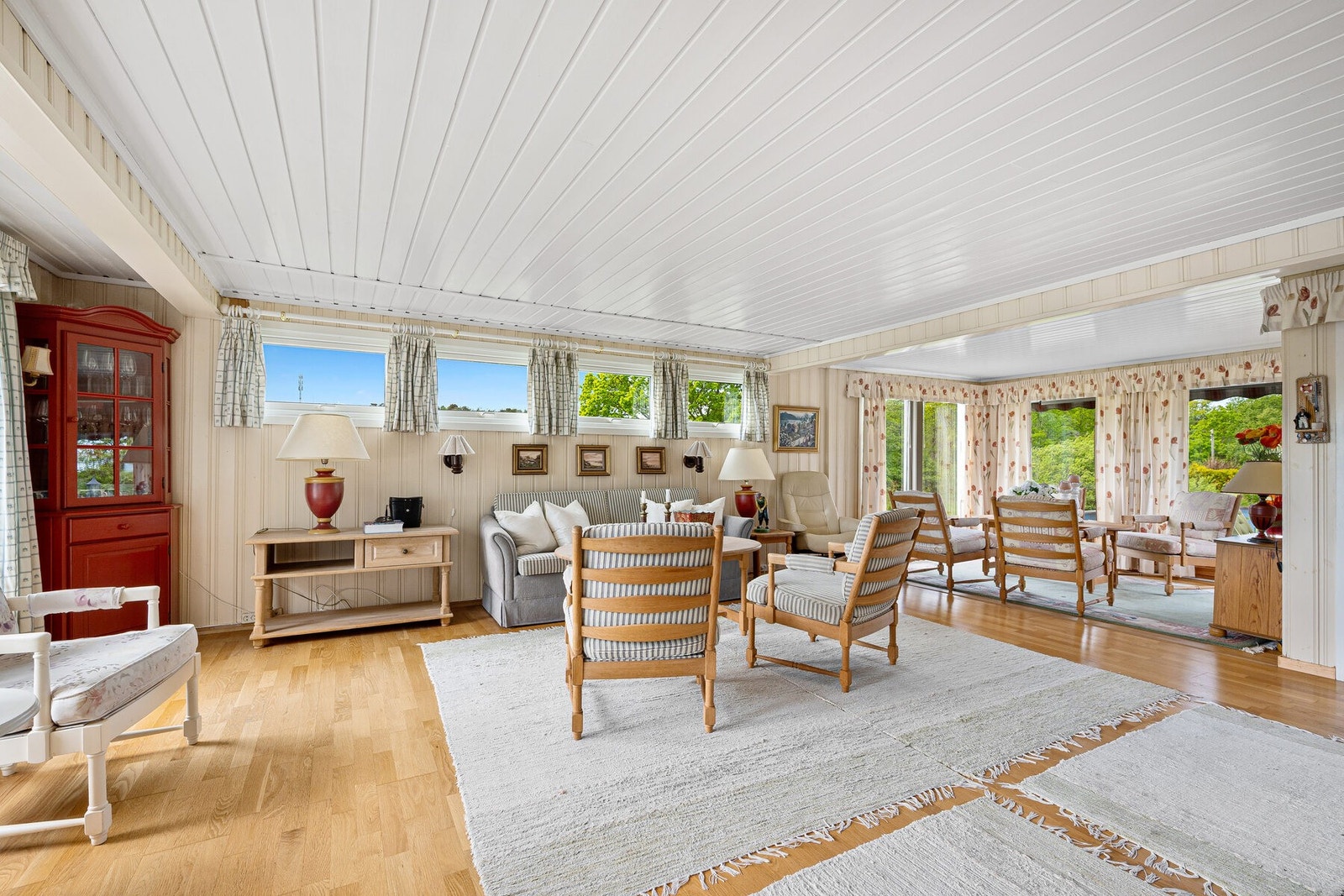 Lys og romslig stue med god plass til både spisegruppe og sofakroker. Galleribilde