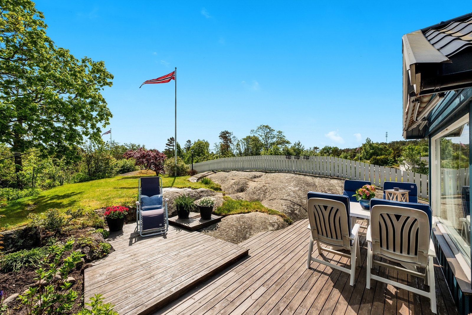 Stor solrik terrasse på ca. 40 kvm med god plass til utemøbler og lange sommerdager. Galleribilde