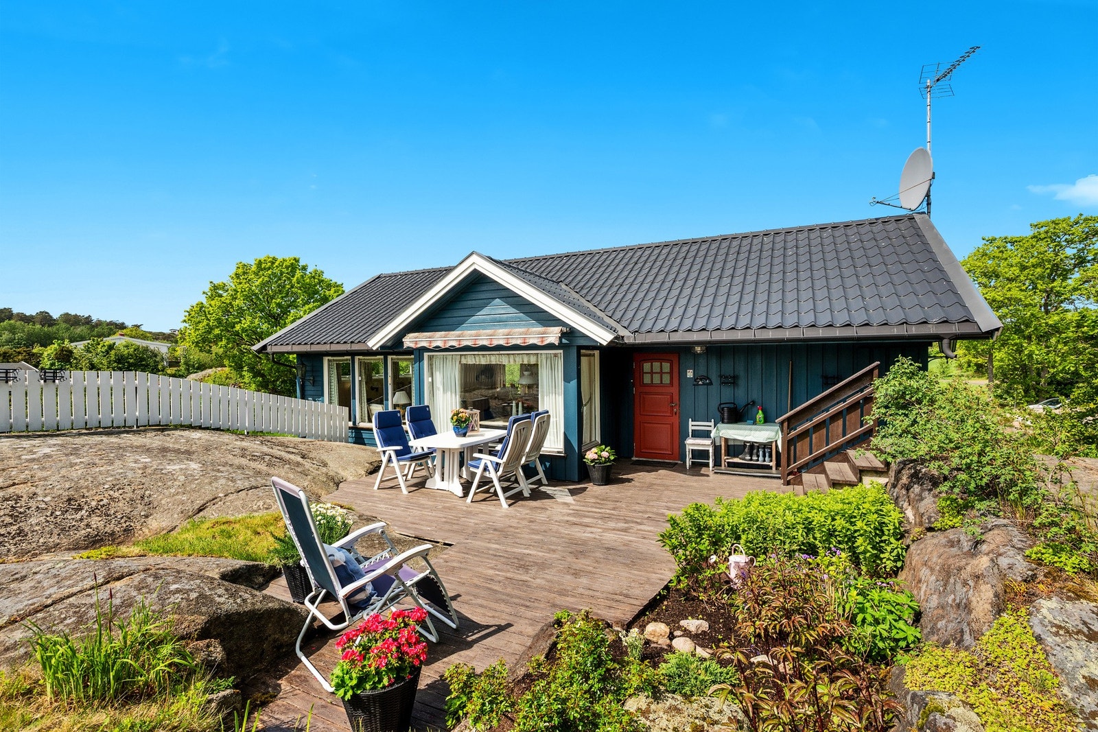Terrasse og uteområder ligger skjermet til med naturskjønne omgivelser rundt hytta. Galleribilde