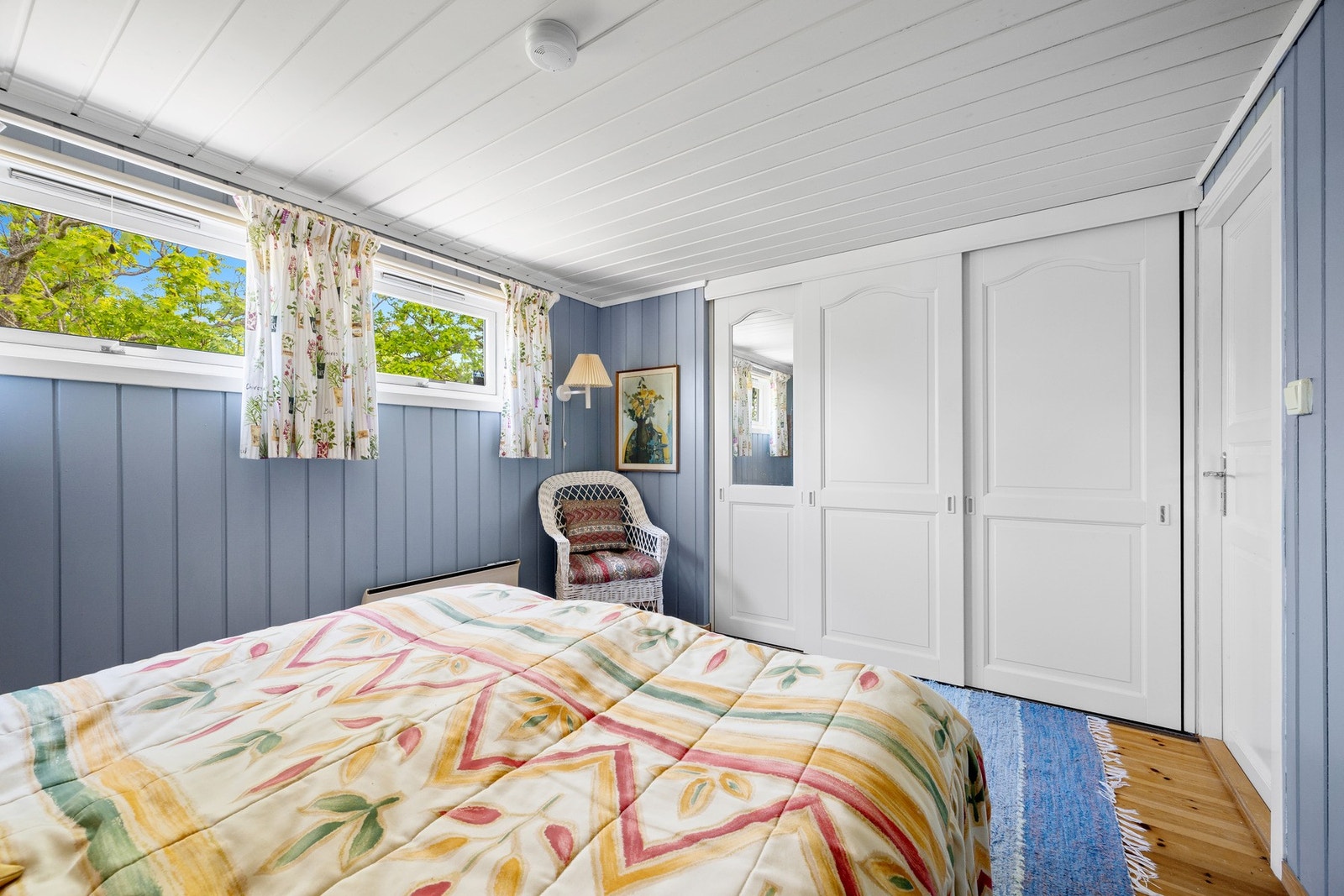 Med skyvedørsgarderobe. Galleribilde
