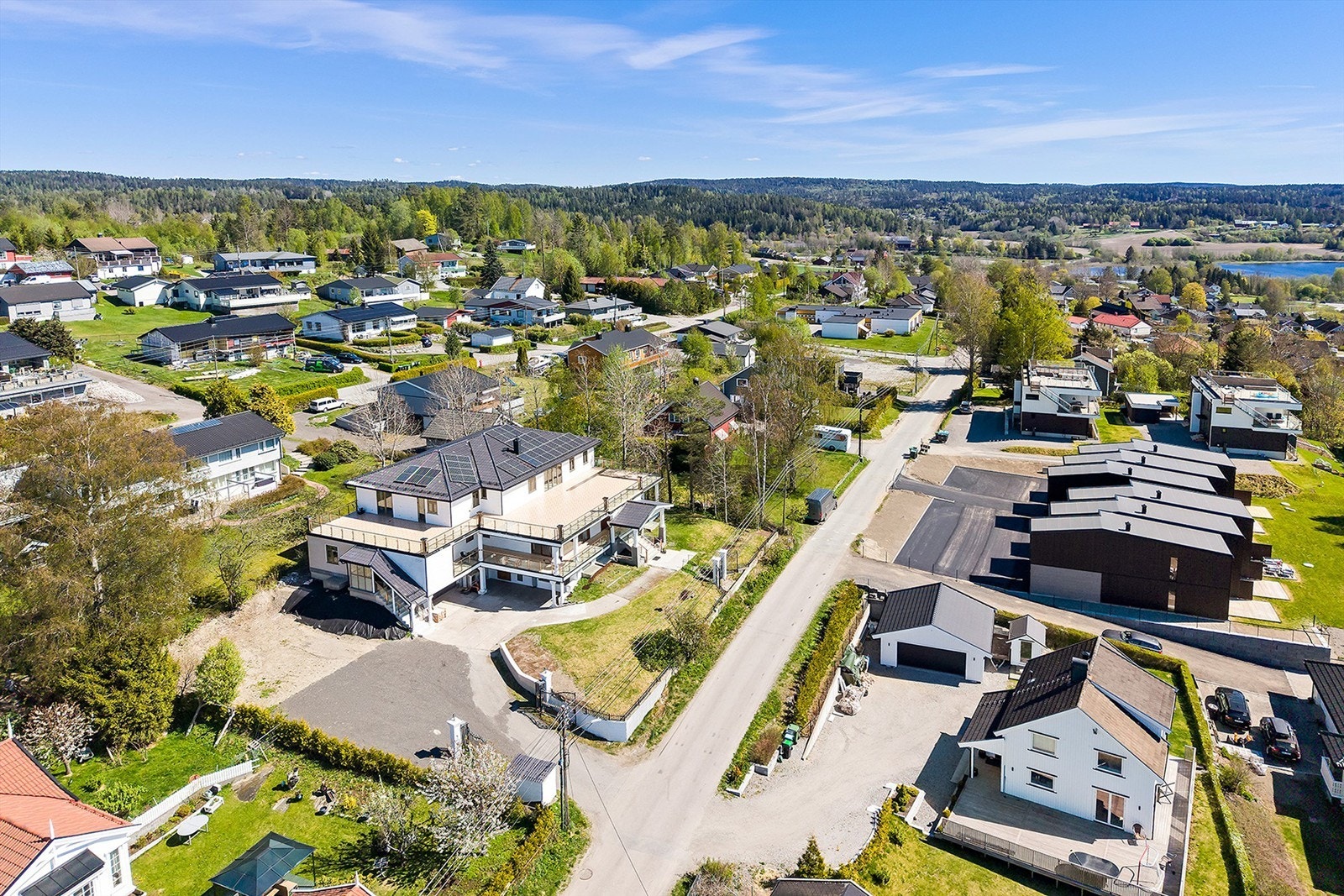Boligen har gode parkeringsforhold med en stor, integrert garasje på 170 m², samt oppstillingsplasser. Galleribilde