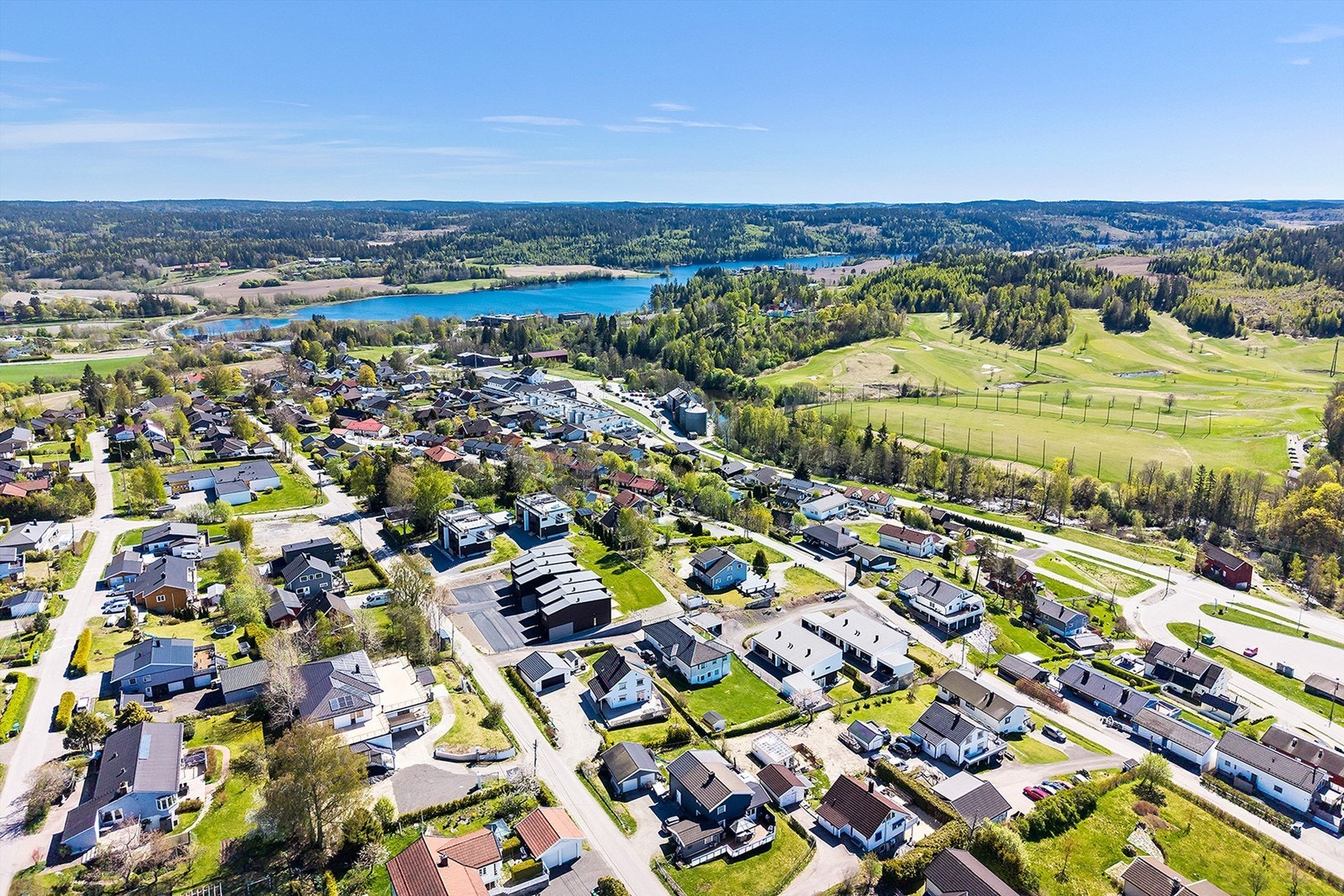 Det er kort vei til Vågsenteret, som ligger ca. 1-2 minutters kjøretur unna. Galleribilde