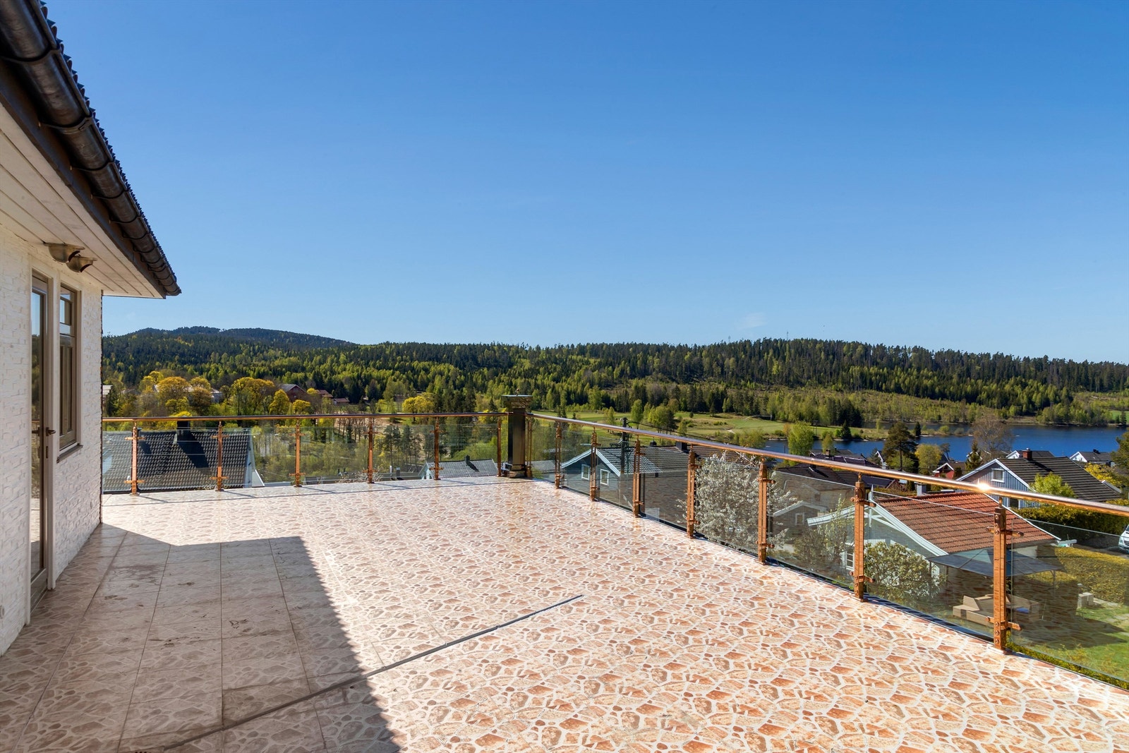 Fra en stor takterrasse på 184 m² er det utsikt mot Våg og Østmarka Golfklubb. Galleribilde