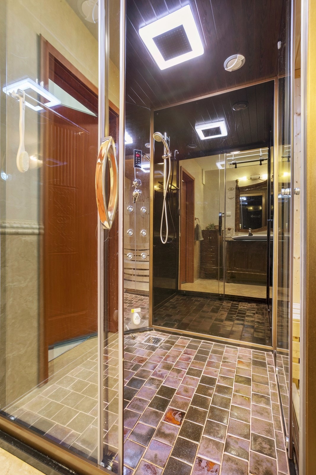 Badet har et dusjrom i tilknytning til badstuen. Galleribilde