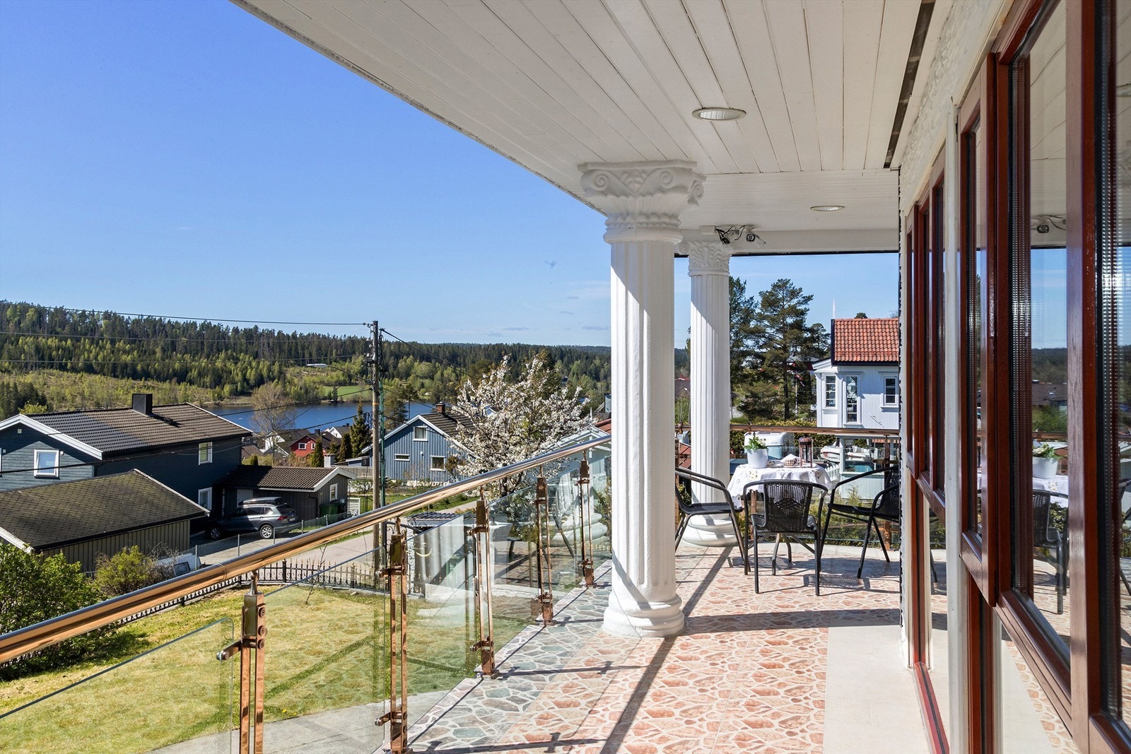 Overbygget uteplass i 1. etasje. Galleribilde