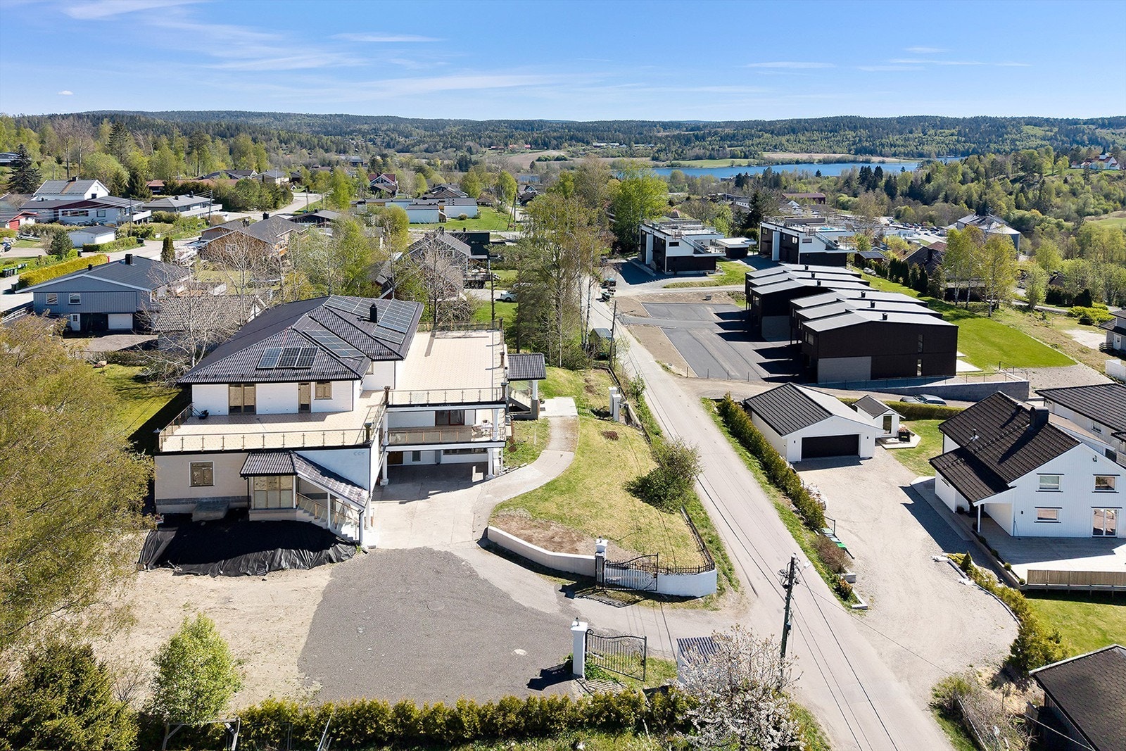 Det er montert elbillader på eiendommen. Galleribilde