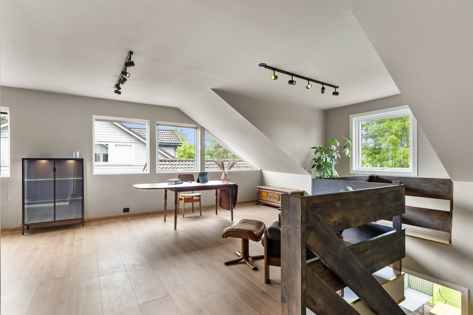 I 2.etasje finner du en stor stue, 3 soverom, bod og bad. Galleribilde