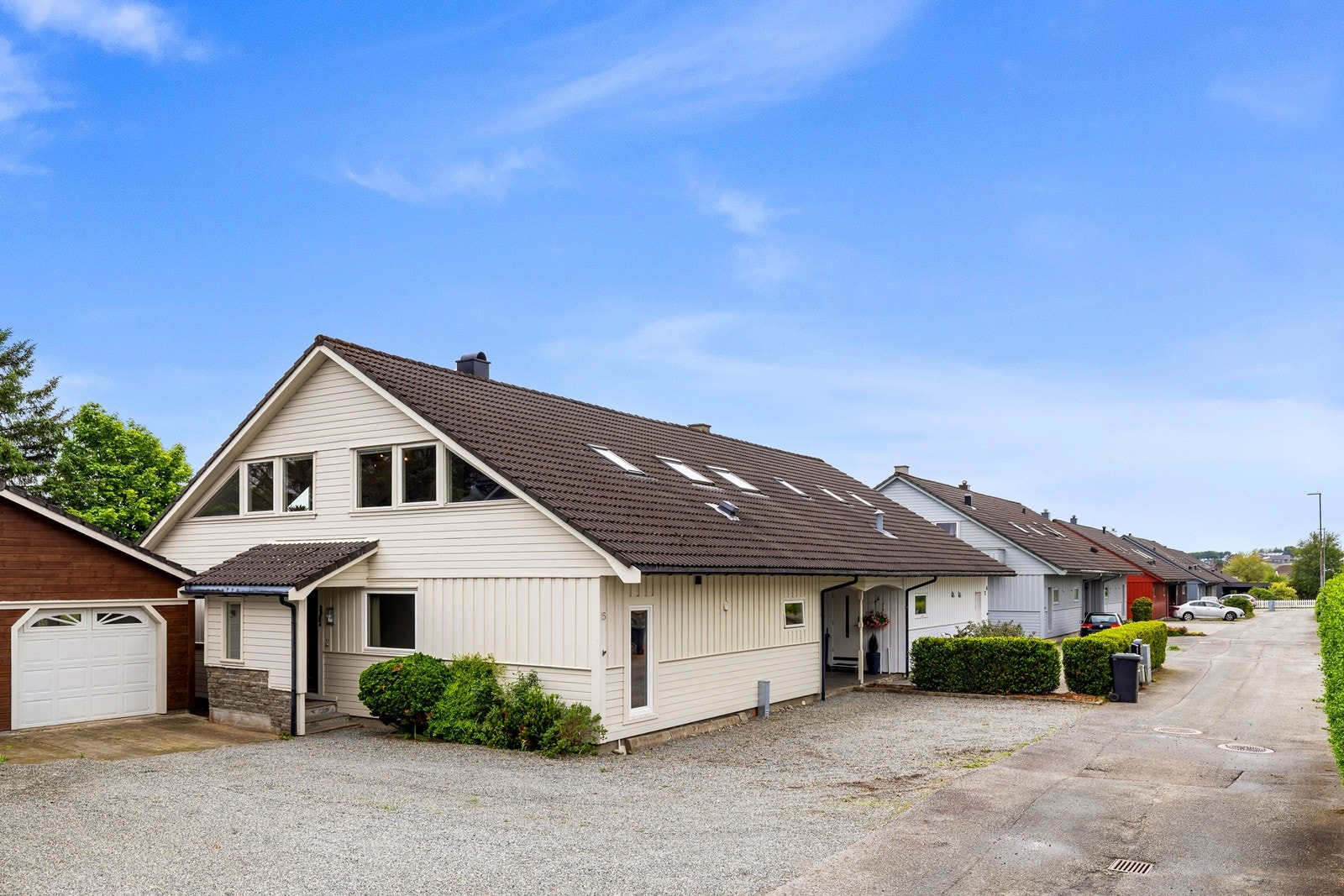 Stor tomt, hvor det er mye boltreplass både i hagen og i gårdsrom. Galleribilde