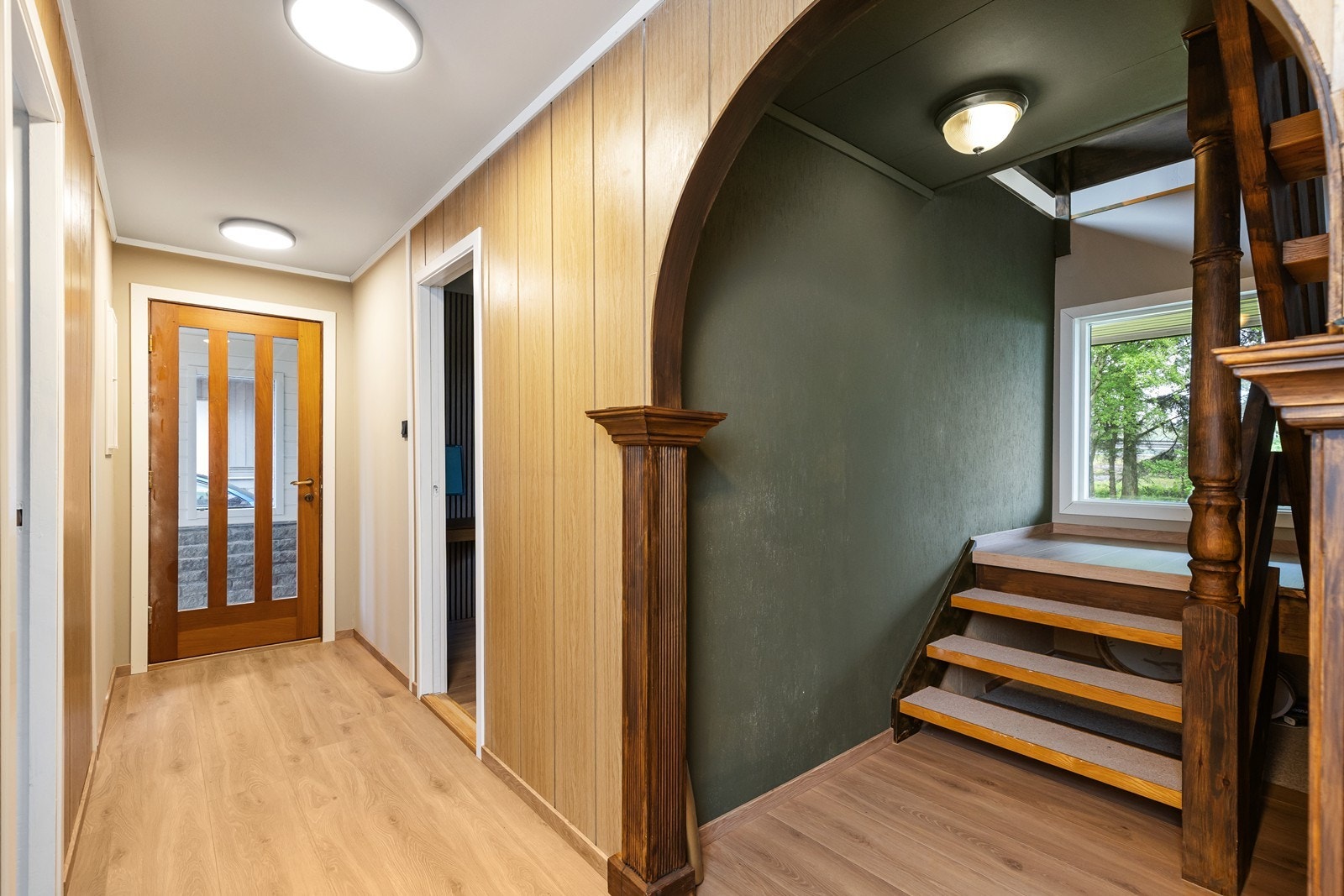 Gang og trapperom hvor vegger og bueløsning er fint bevart med husets originale uttrykk. Galleribilde