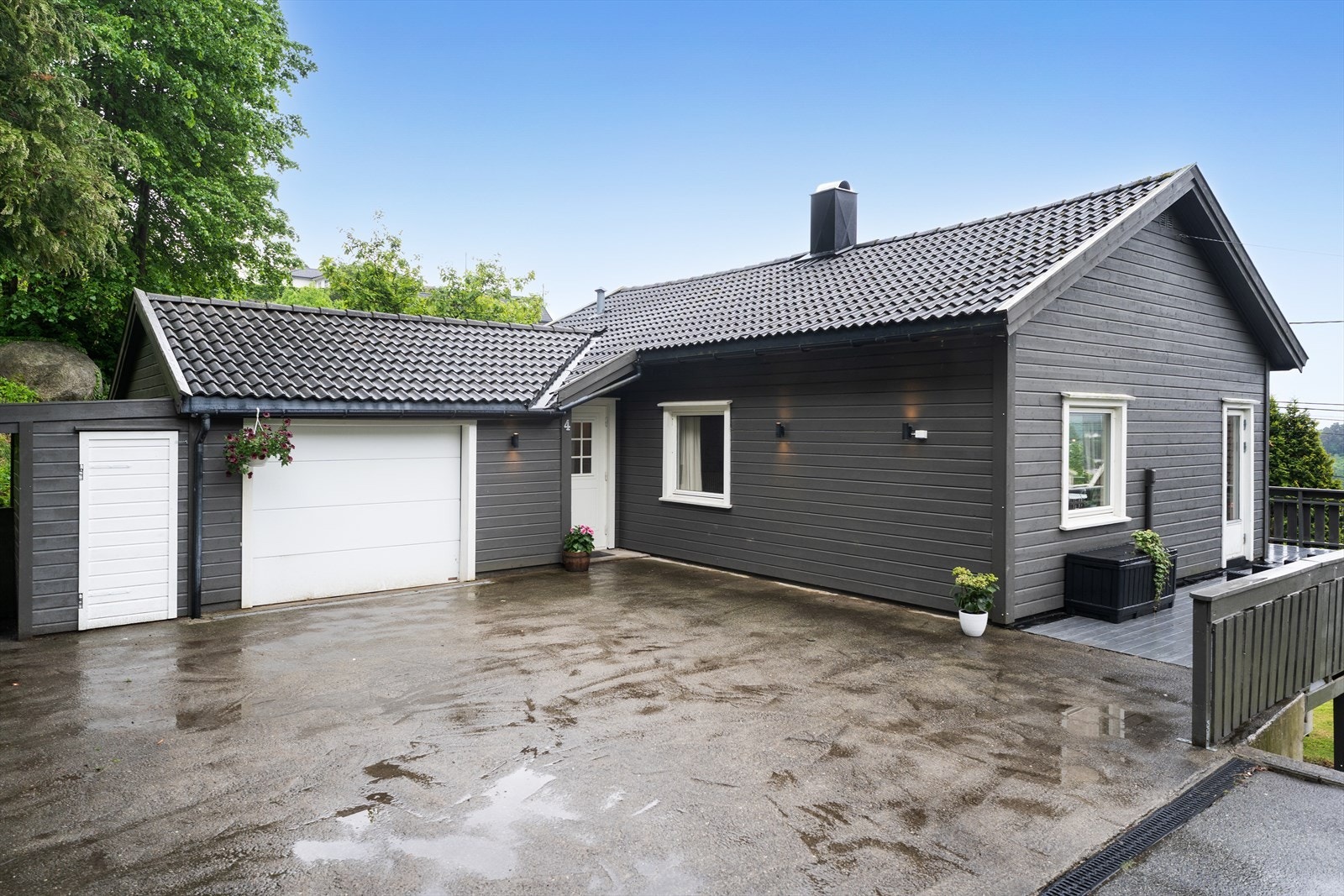 Enebolig beliggende på pent opparbeidet utsiktstomt Galleribilde