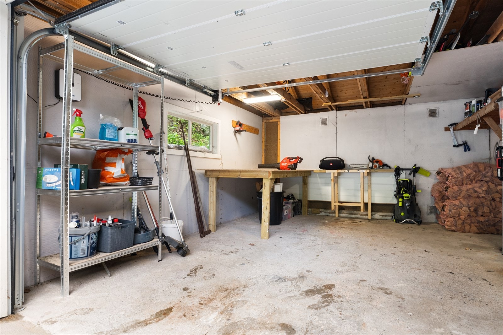 Garasje med elektrisk portåpner Galleribilde