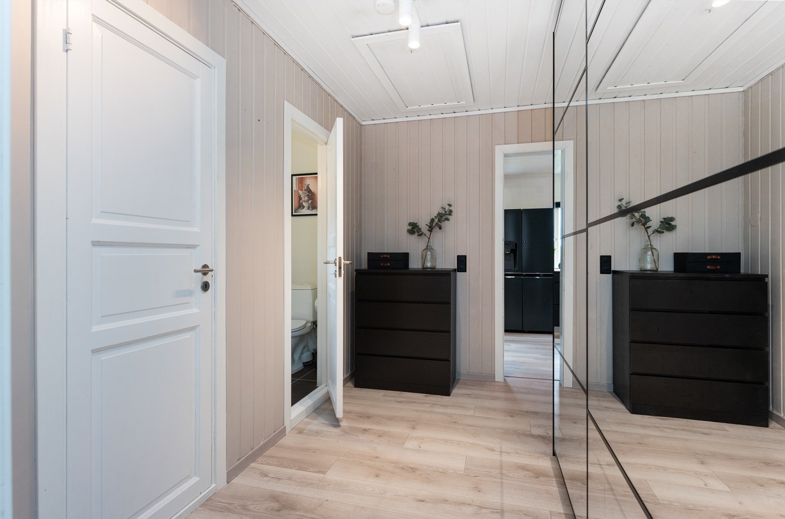 Romslig gang med god skapplass for yttertøy og sko Galleribilde