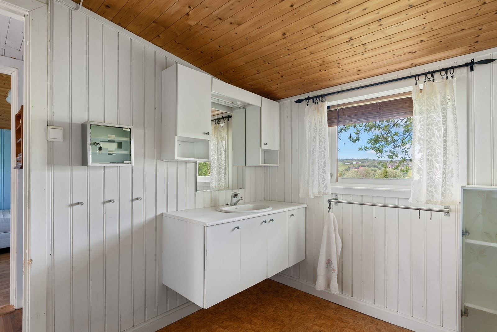 Badet ligger ved siden av soverommet. Galleribilde