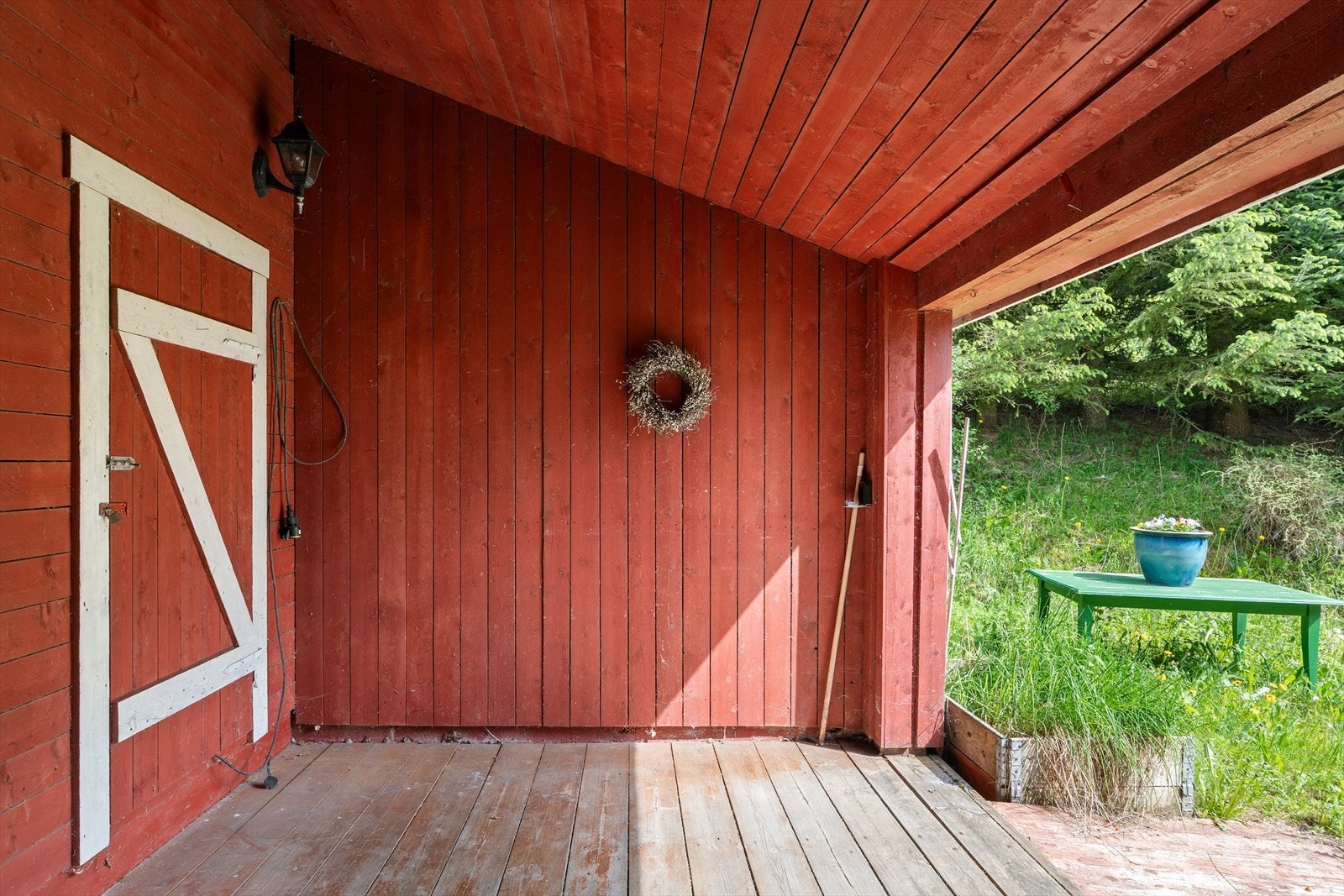 Det er godt med oppbevaringsplass i romslig utvendig bod på 12m². Galleribilde