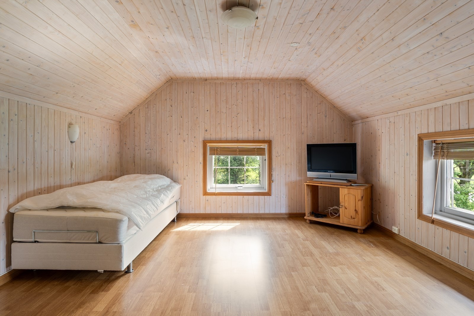 På loftet finner du et romslig soverom på 14,5m². Galleribilde