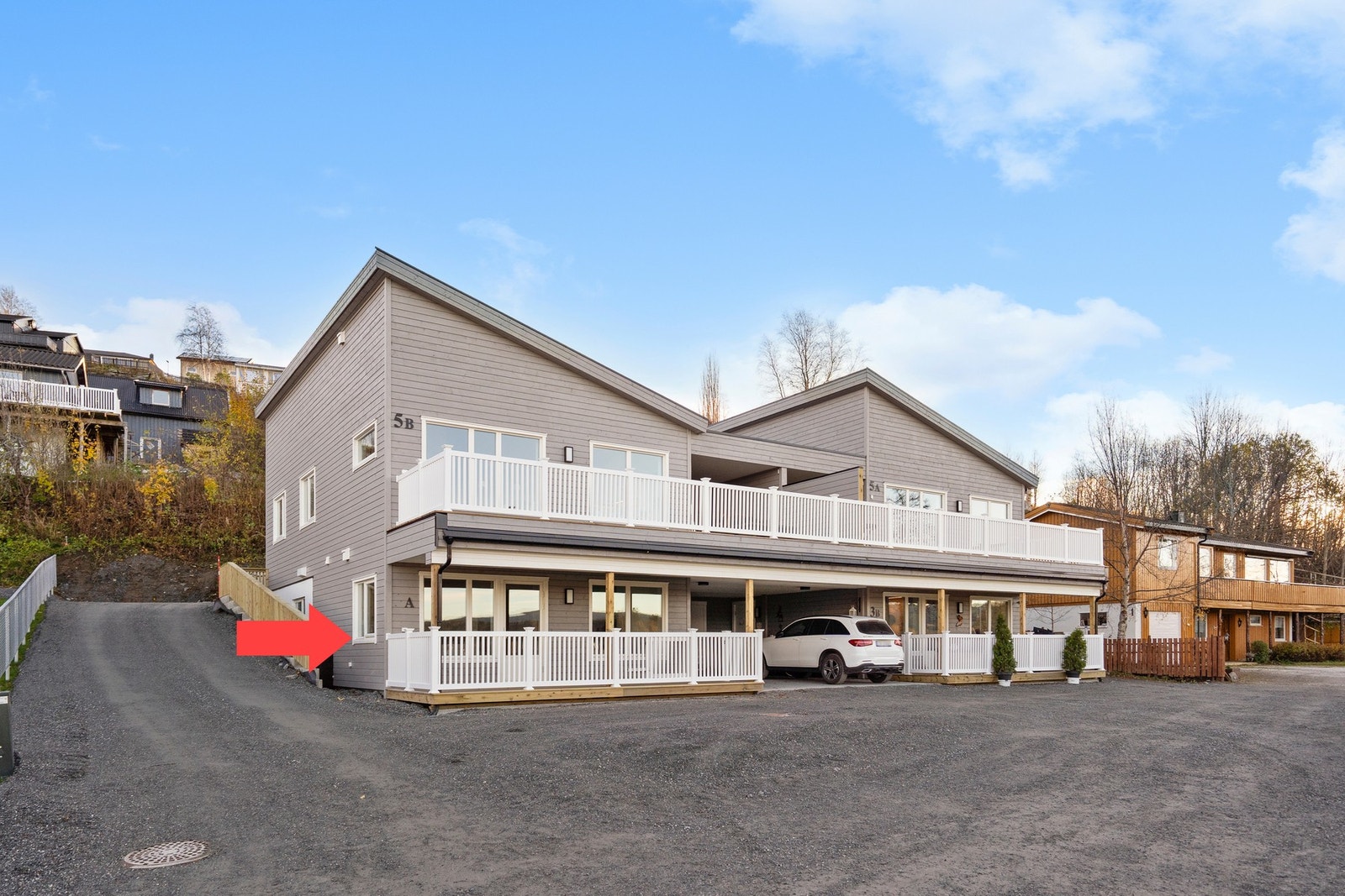 Boligen ligger fint til med enkel adkomst i 1. etasje. Leiligheten har medfølgende carport rett ved inngangsdøra. Galleribilde
