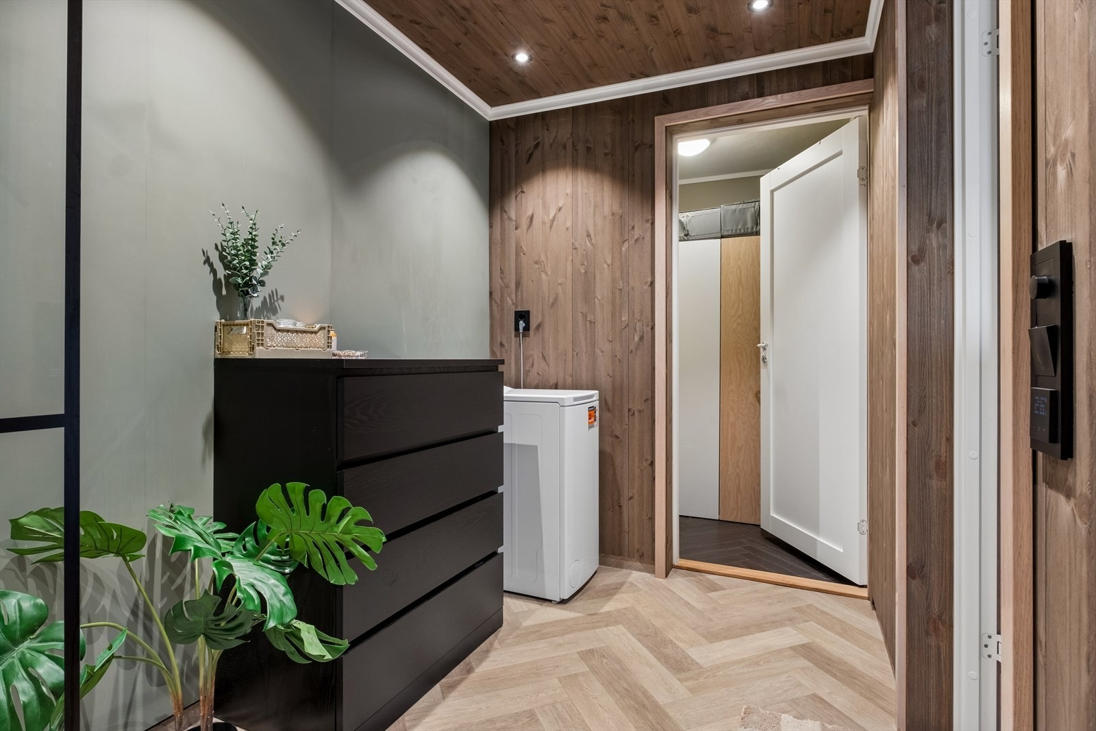 Badet ble utvidet, og en trang gang ble inkludert i hovedbadet. Meget bra løsning! Galleribilde