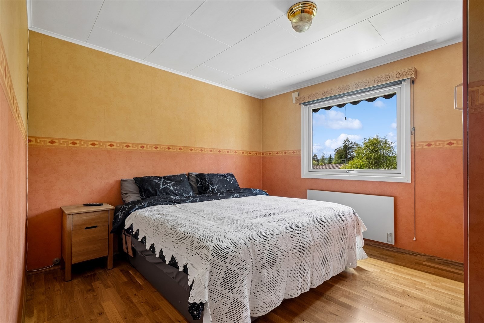Hovedsoverommet har god plass til dobbeltseng og tilhørende møblement. Galleribilde