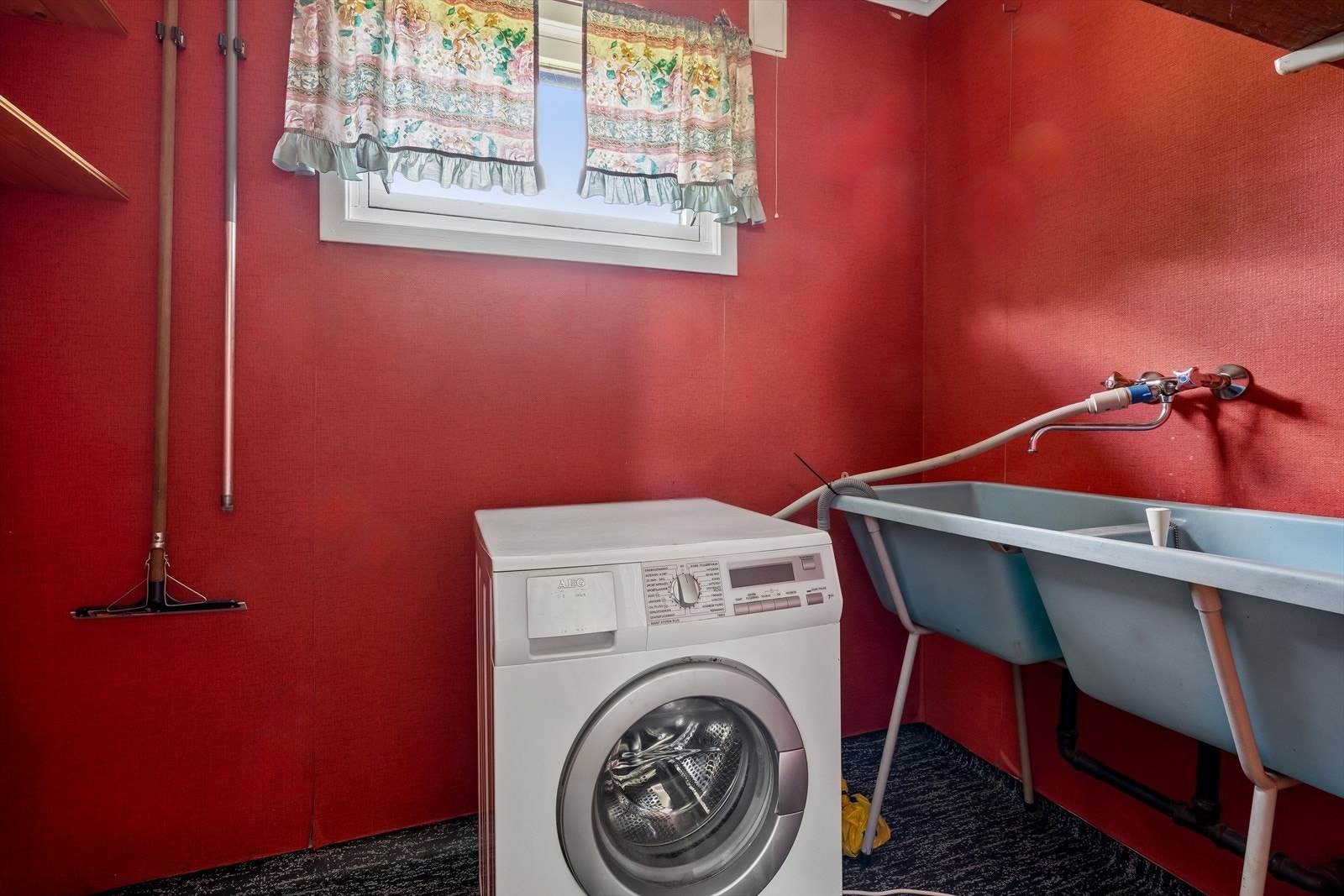 Eget vaskerom med opplegg for vaskemaskin og utslagsvask, praktisk plassert i hovedetasjen. Galleribilde