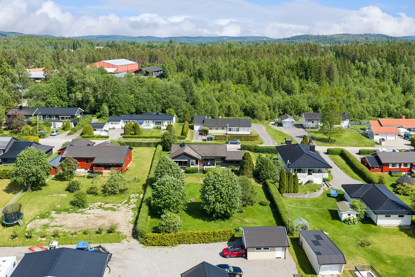 Rett utenfor døren finner du flotte turområder i skog og mark, perfekt for et aktivt friluftsliv. Galleribilde