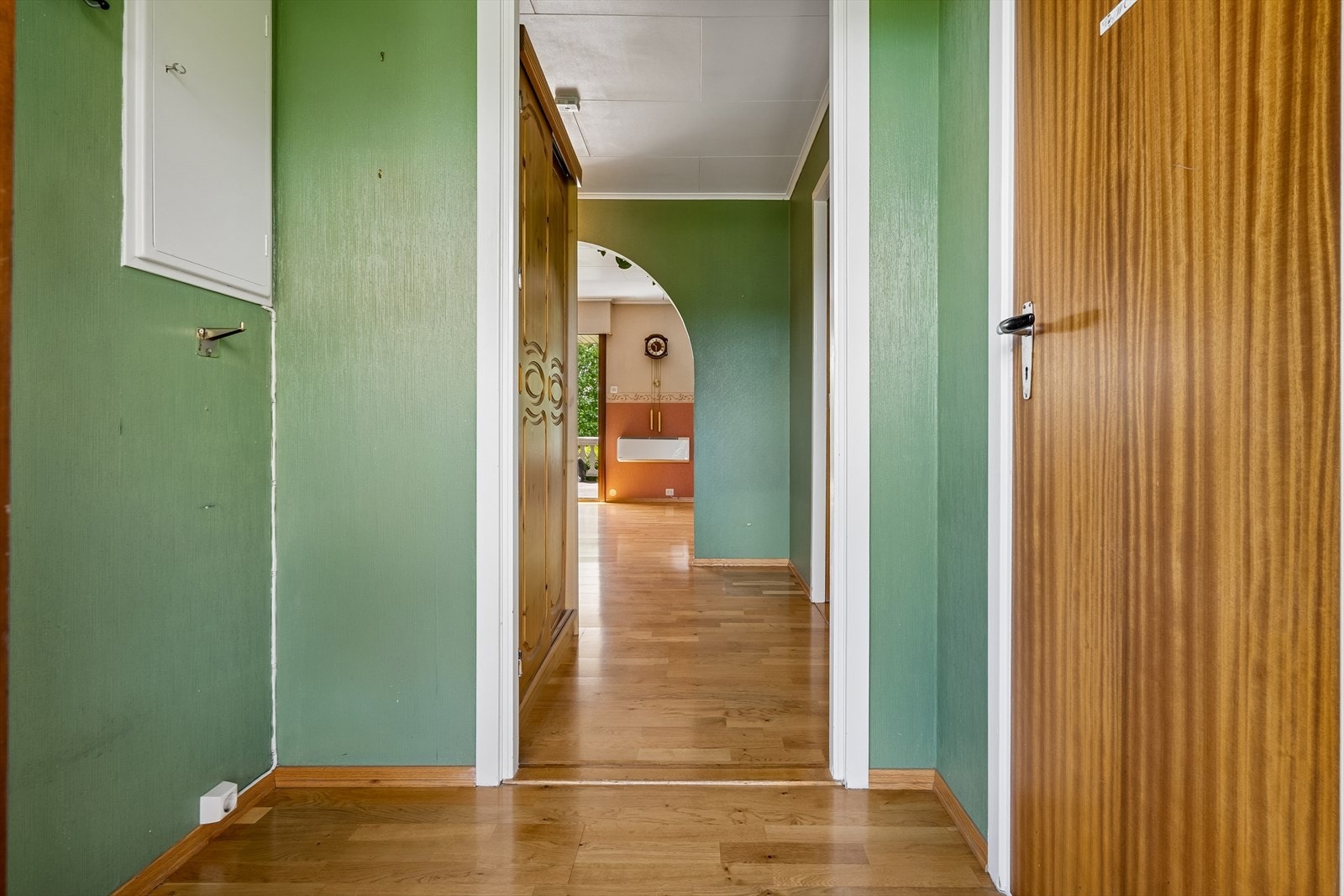 Fra gangen er det tilgang til boligens ulike soner, med parkett på gulvet som strekker seg inn i flere av rommene. Galleribilde