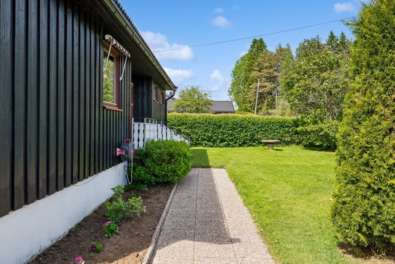 Enkel beplantning rammer inn eiendommen og skaper en privat atmosfære. Galleribilde