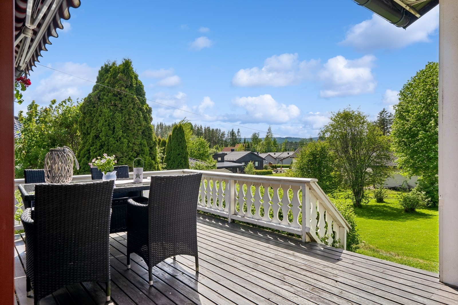 Fra stuen er det utgang til en delvis overbygd terrasse, med god plass til utemøbler og videre utsyn over hagen. Galleribilde