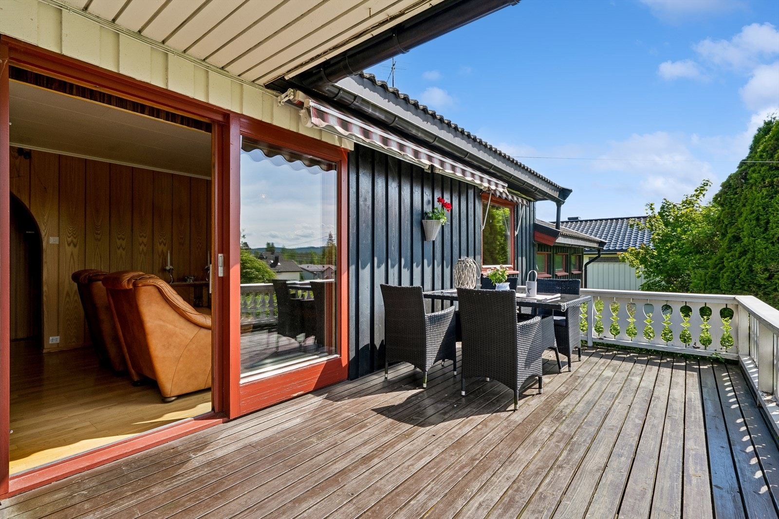 Her er det god plass til å samle familie og venner for hyggelige stunder utendørs. Galleribilde