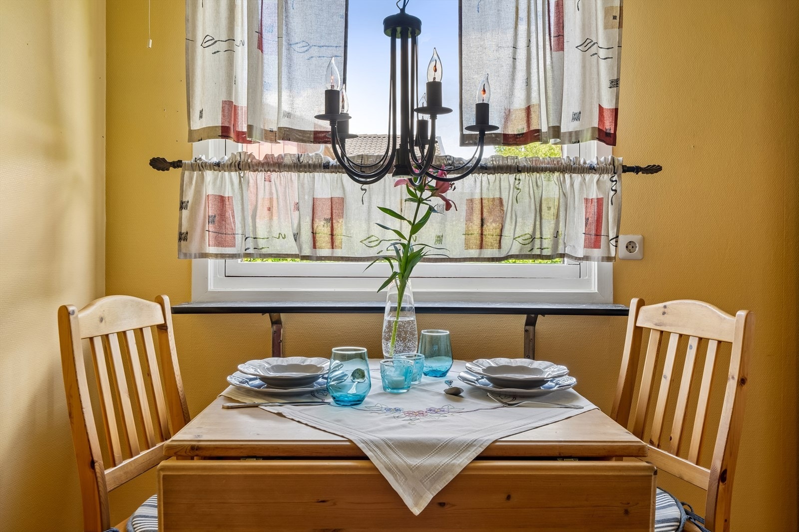 Spiseplassen på kjøkkenet er et hyggelig sted for frokost og mindre måltider. Galleribilde