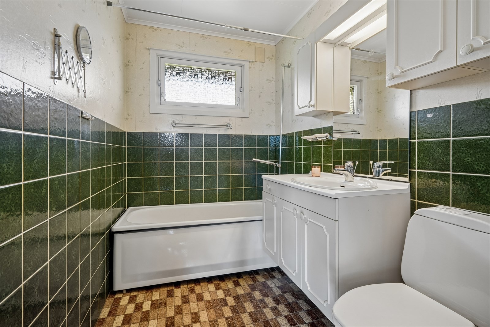 Badet er fra byggeåret og har en funksjonell innredning med badekar og servant. Galleribilde