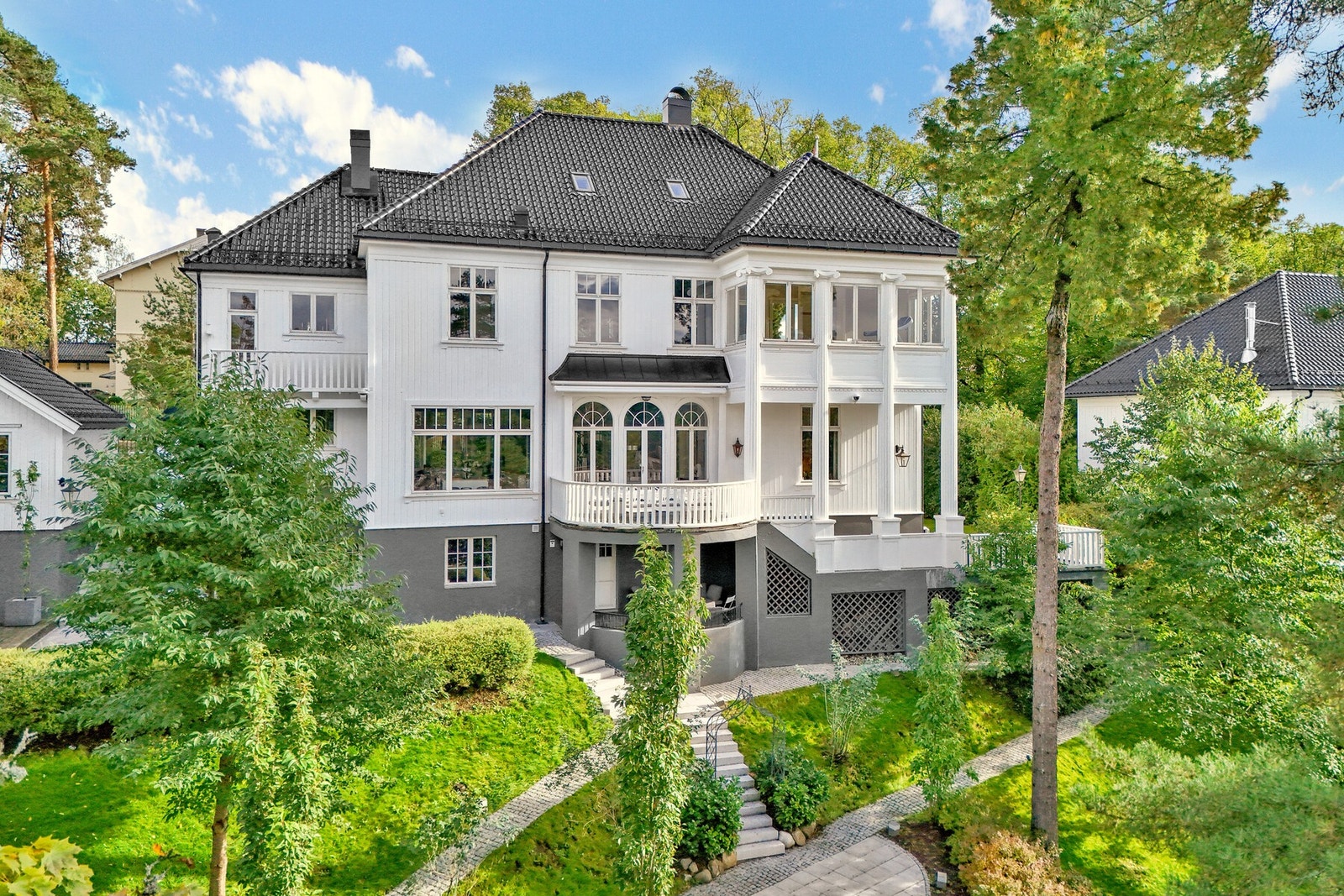 Garasje på ca. 62 kvm gir god plass til parkering, oppbevaring og fleksibel bruk Galleribilde