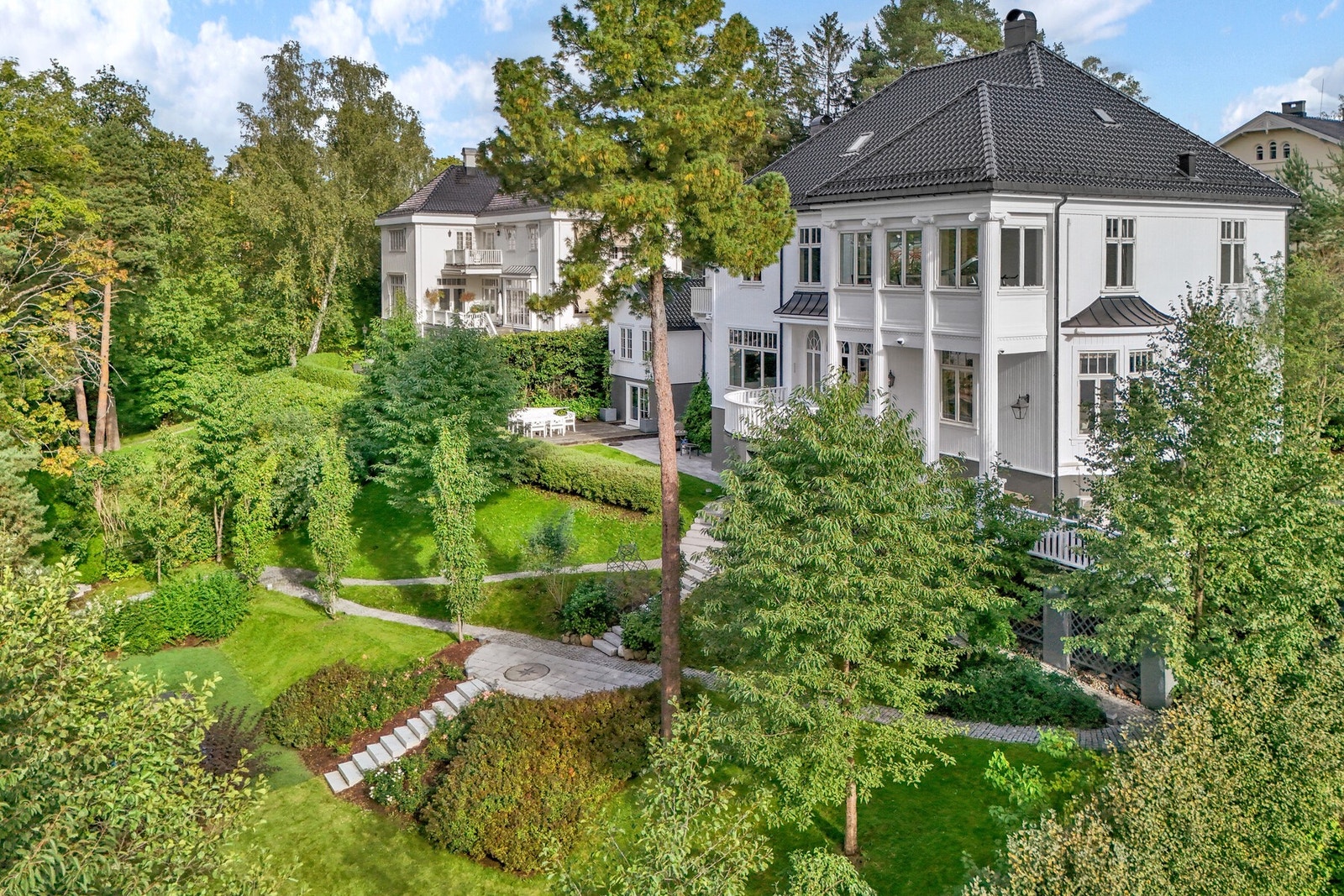 Tomten er pent opparbeidet og naturlig plassert i et etablert villaområde preget av klassisk bebyggelse Galleribilde