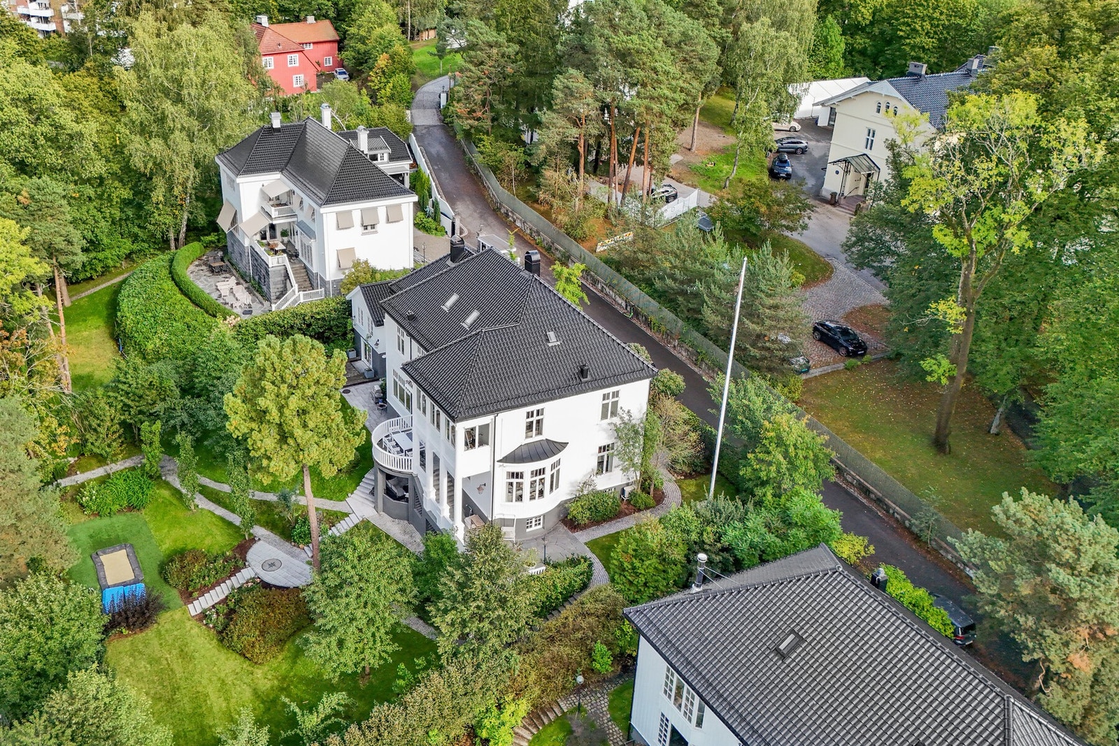 Eiendommen ligger usjenert til på et lite høydedrag i attraktive omgivelser på Madserud Galleribilde