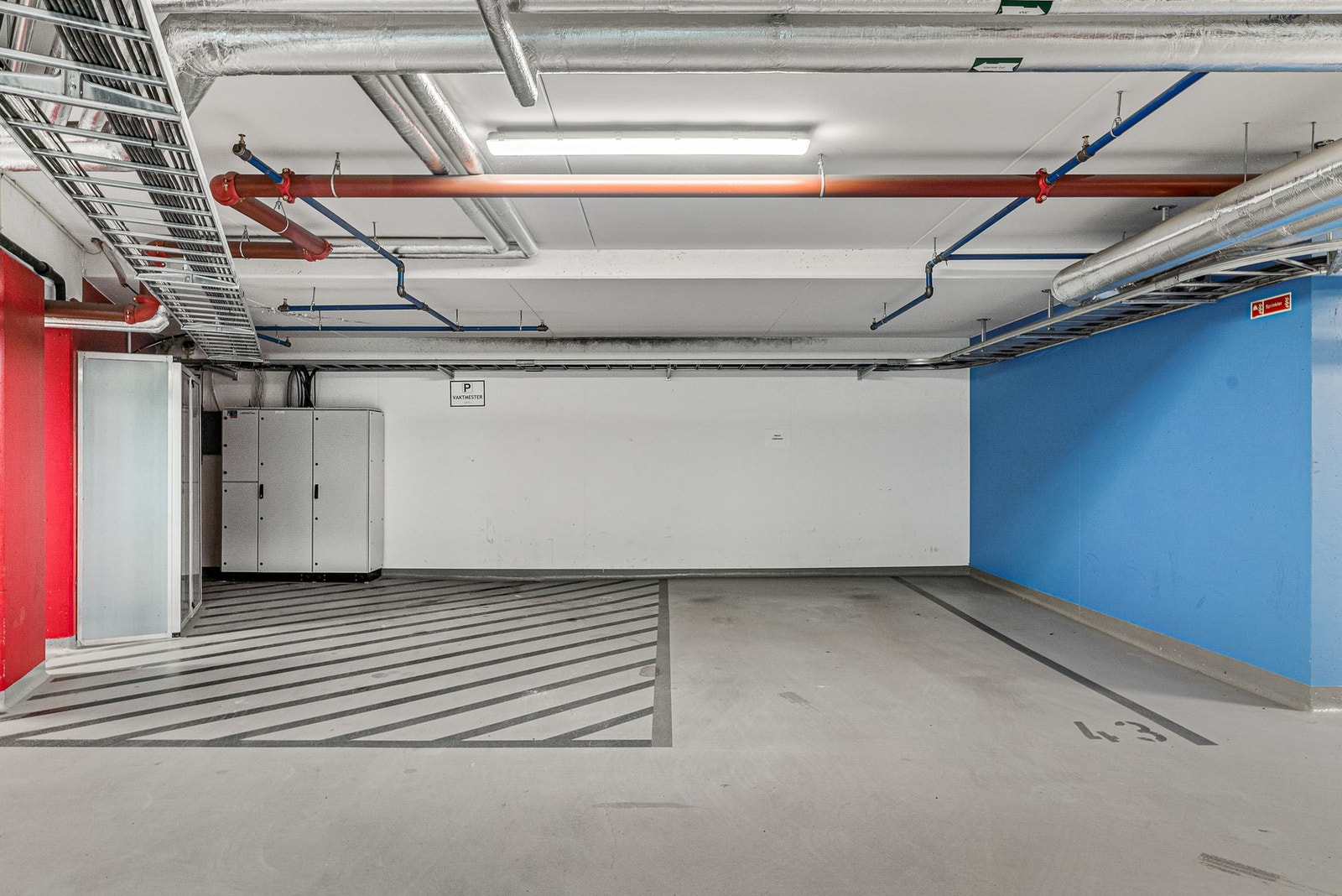 Boligen disponerer parkeringsplass i felles garasjekjeller, praktisk plassert med enkel adkomst til leiligheten. Galleribilde