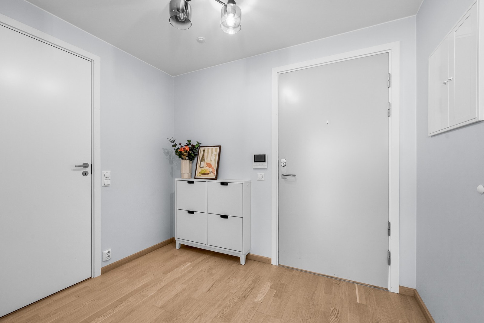 Entréen gir et pent førsteinntrykk. Her finner du blant annet et moderne dørcallingsystem med video samt sikringsskapet. Galleribilde