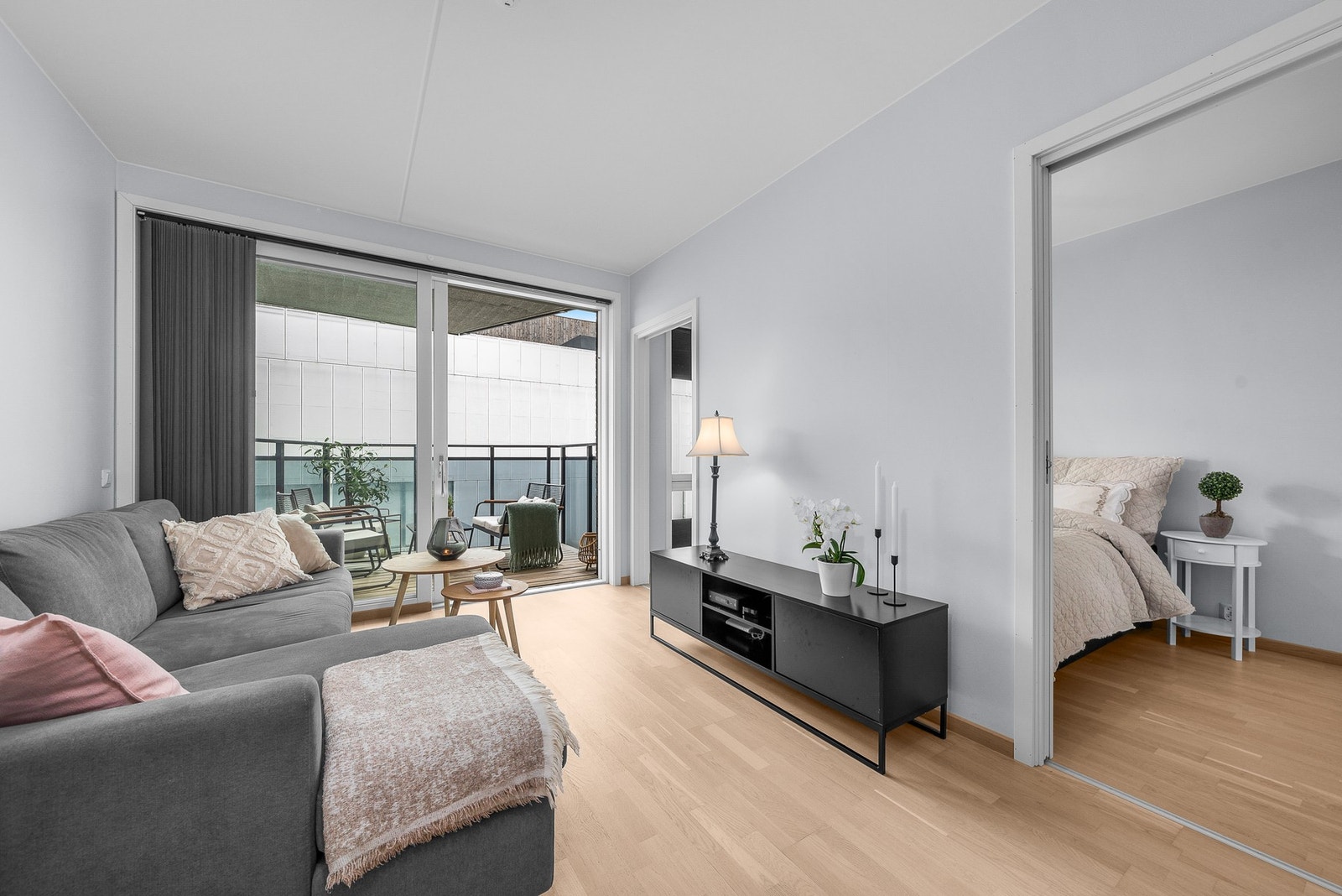 Stuen har en god og naturlig soneinndeling med plass til både spisebord og sofagruppe, samtidig som store vindusflater og utgang til balkong gir rommet en lys og luftig atmosfære. Galleribilde