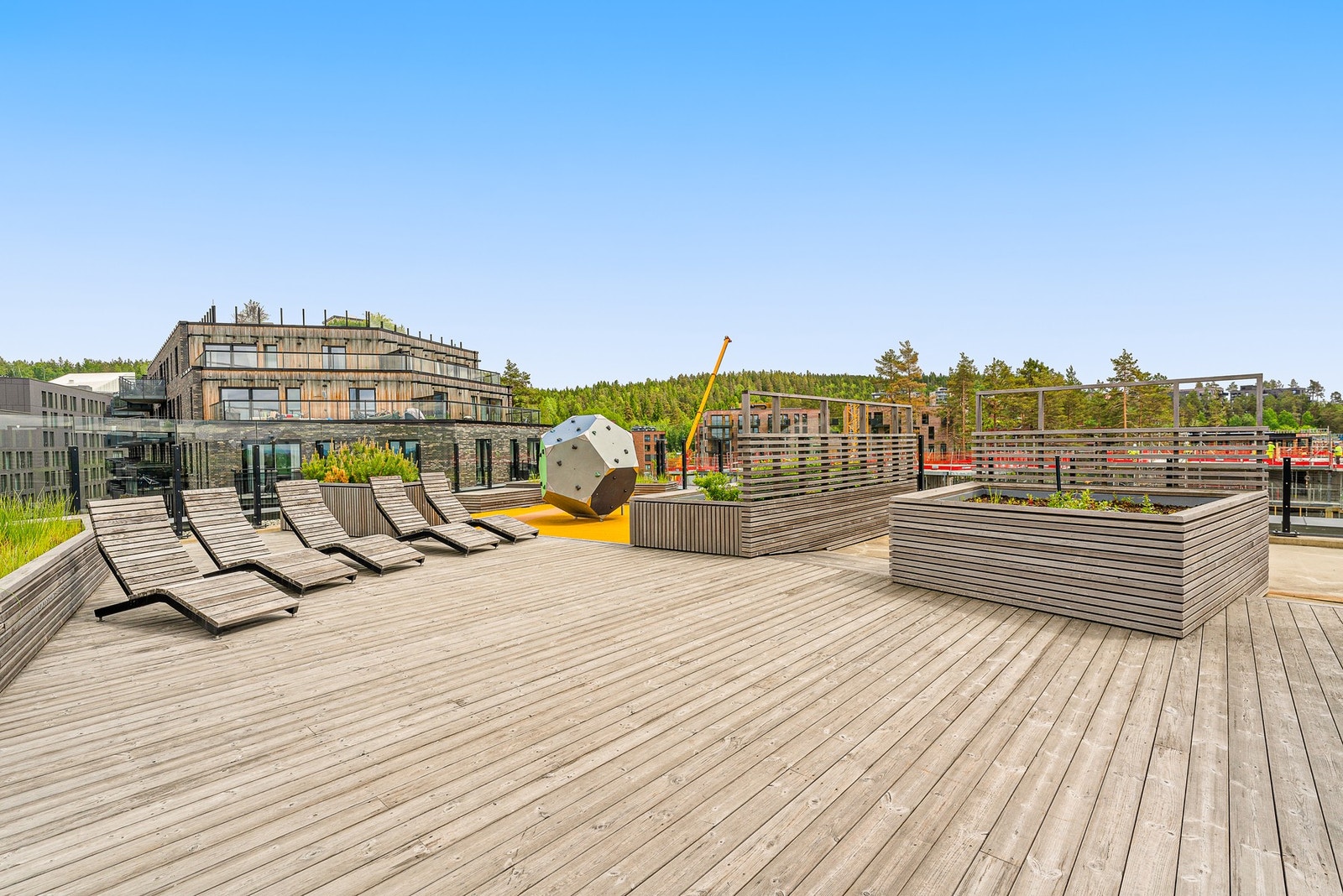 Felles takterrasse med gode solforhold, sittegrupper og fine oppholdssoner. Galleribilde