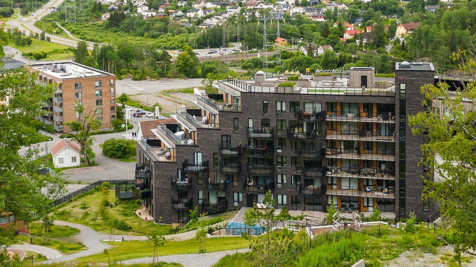 Det er kort gangavstand til togstasjon som tar deg til Oslo s på ca 20 min. Galleribilde