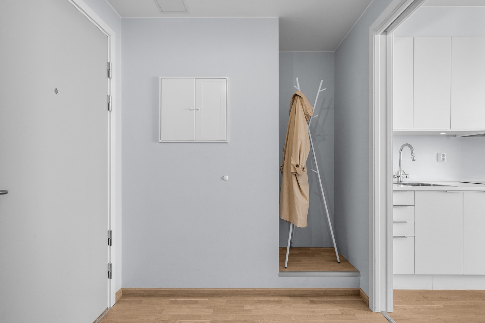 Entré med parkett på gulv, plass til oppheng av yttertøy og direkte adkomst videre inn til boligens stue- og kjøkkenløsning. Galleribilde
